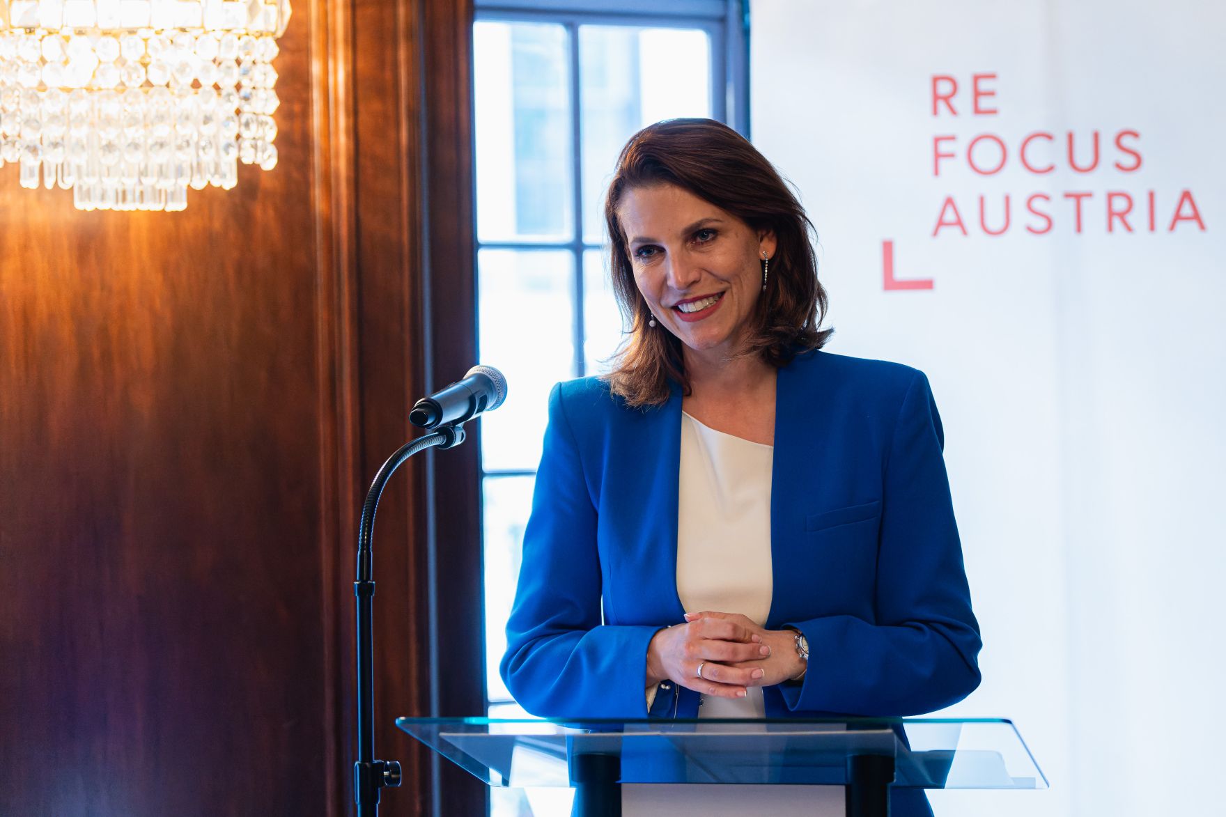 Am 16. Juli 2024 reiste Bundesministerin Karoline Edtstadler (im Bild) zu einem mehrt&auml;gigen Arbeitsbesuch nach New York. Im Bild bei der &Uuml;bergabe von Staatsb&uuml;rgerschaften nach &sect;58c.