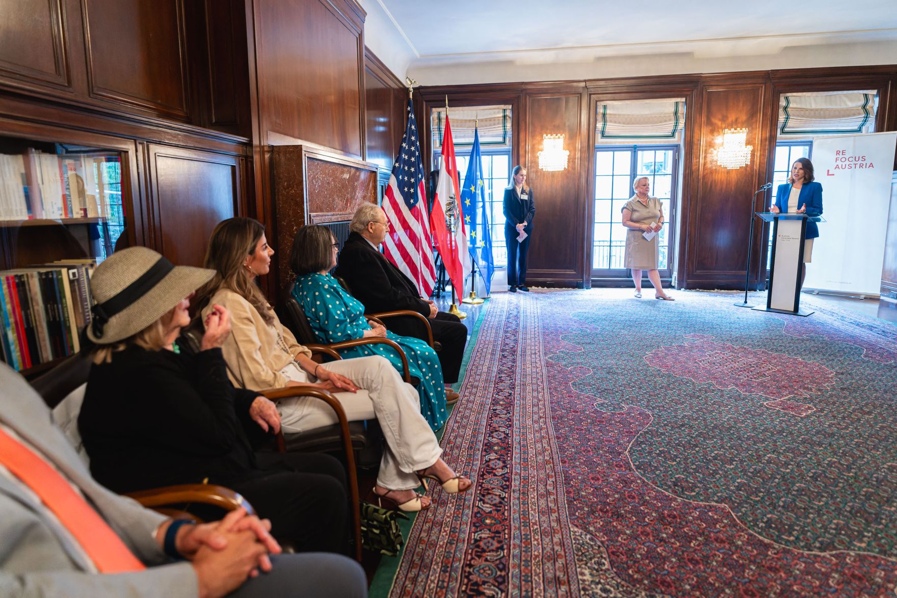Am 16. Juli 2024 reiste Bundesministerin Karoline Edtstadler (r.) zu einem mehrt&auml;gigen Arbeitsbesuch nach New York. Im Bild bei der &Uuml;bergabe von Staatsb&uuml;rgerschaften nach &sect;58c.
