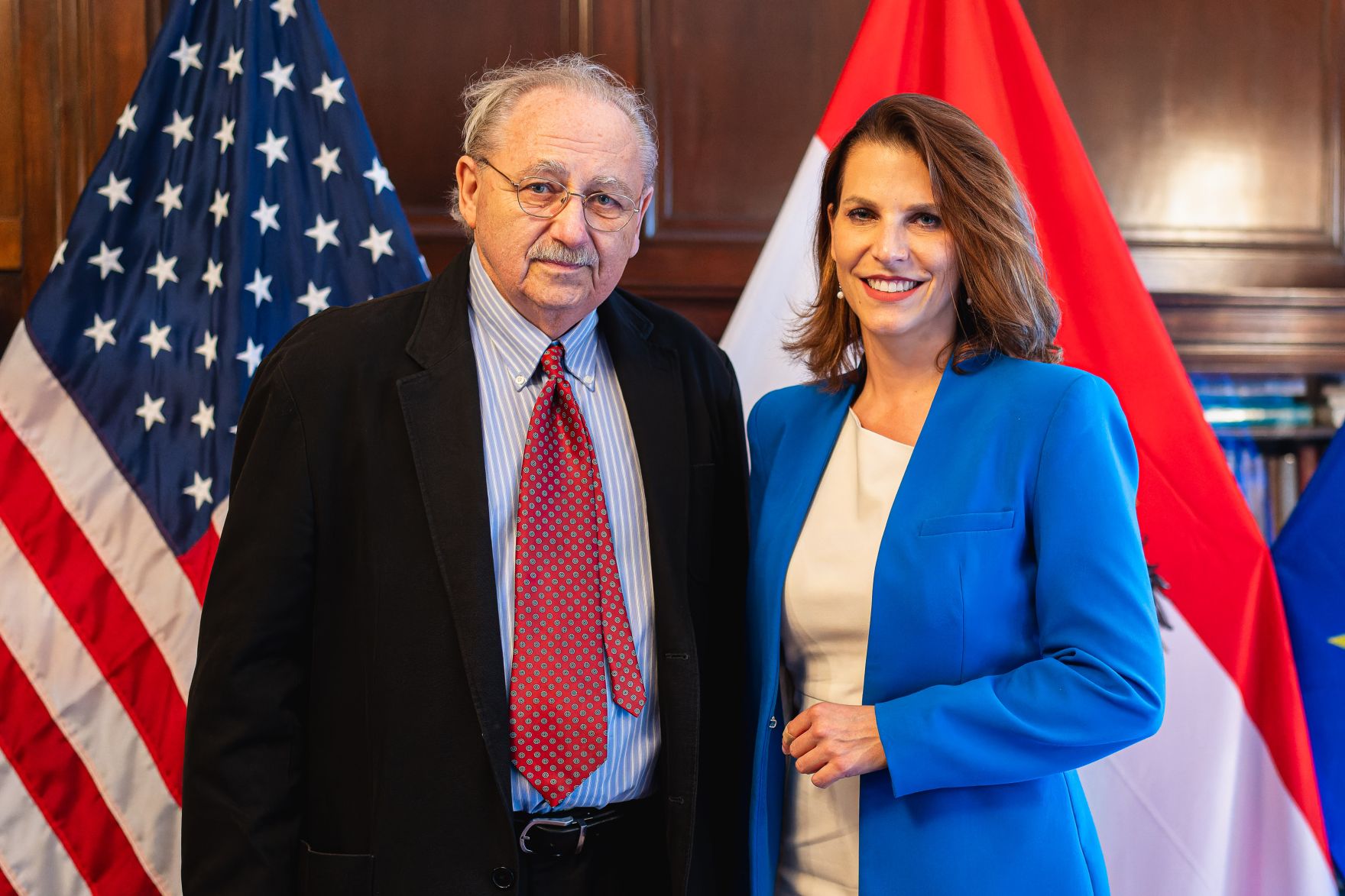 Am 16. Juli 2024 reiste Bundesministerin Karoline Edtstadler (r.) zu einem mehrt&auml;gigen Arbeitsbesuch nach New York. Im Bild bei der &Uuml;bergabe von Staatsb&uuml;rgerschaften nach &sect;58c.