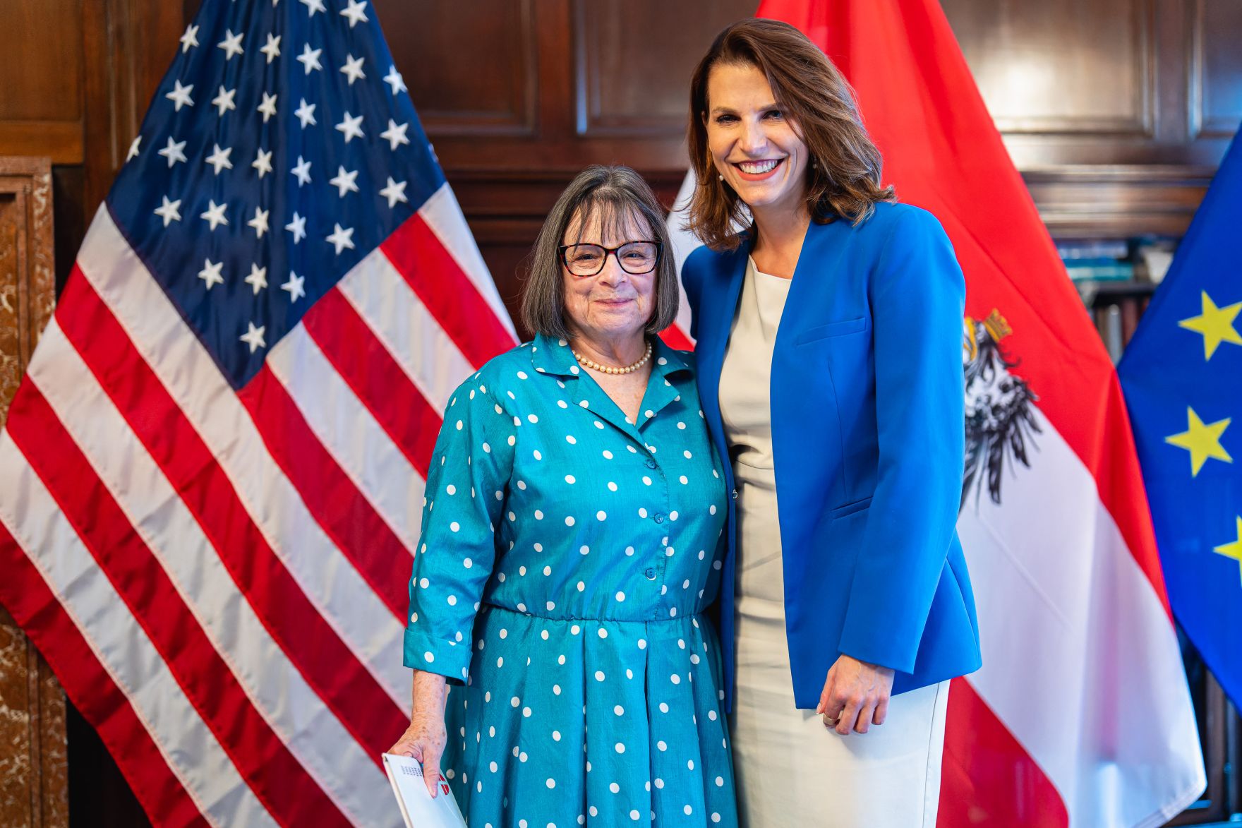 Am 16. Juli 2024 reiste Bundesministerin Karoline Edtstadler (r.) zu einem mehrt&auml;gigen Arbeitsbesuch nach New York. Im Bild bei der &Uuml;bergabe von Staatsb&uuml;rgerschaften nach &sect;58c.
