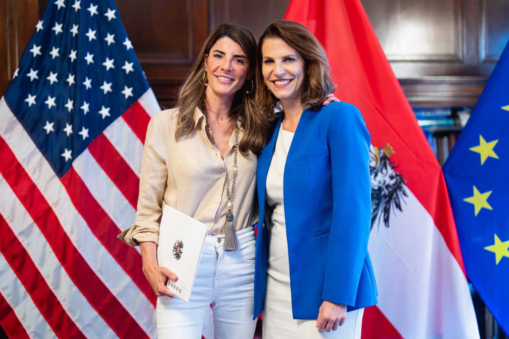 Am 16. Juli 2024 reiste Bundesministerin Karoline Edtstadler (r.) zu einem mehrt&auml;gigen Arbeitsbesuch nach New York. Im Bild bei der &Uuml;bergabe von Staatsb&uuml;rgerschaften nach &sect;58c.