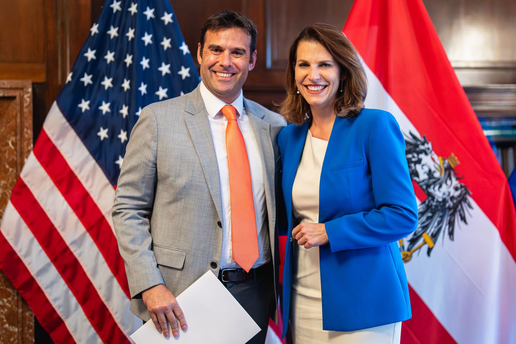 Am 16. Juli 2024 reiste Bundesministerin Karoline Edtstadler (r.) zu einem mehrt&auml;gigen Arbeitsbesuch nach New York. Im Bild bei der &Uuml;bergabe von Staatsb&uuml;rgerschaften nach &sect;58c.