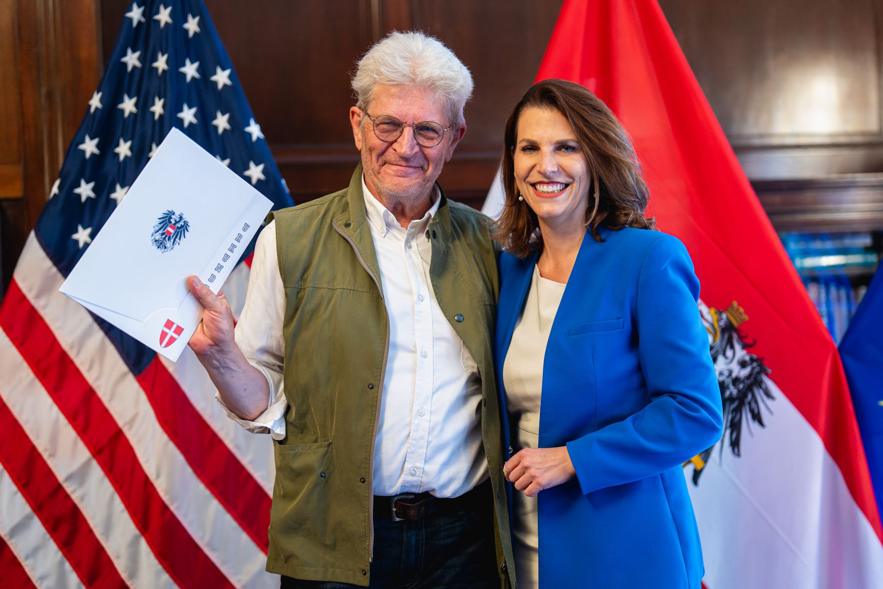 Am 16. Juli 2024 reiste Bundesministerin Karoline Edtstadler (r.) zu einem mehrt&auml;gigen Arbeitsbesuch nach New York. Im Bild bei der &Uuml;bergabe von Staatsb&uuml;rgerschaften nach &sect;58c.