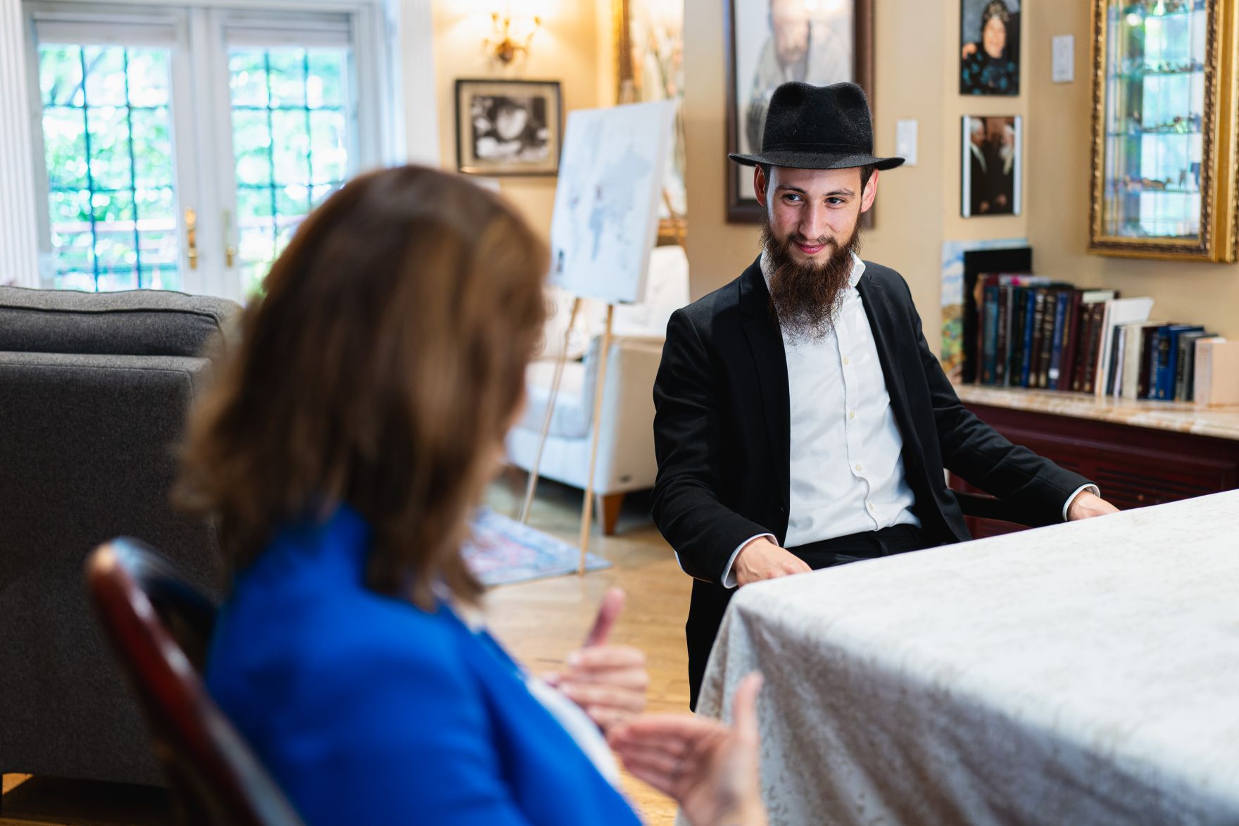 Am 16. Juli 2024 reiste Bundesministerin Karoline Edtstadler (l.) zu einem mehrt&auml;gigen Arbeitsbesuch nach New York. Im Bild bei einem Arbeitsgepr&auml;ch nach der Hassidic Walking Tour.