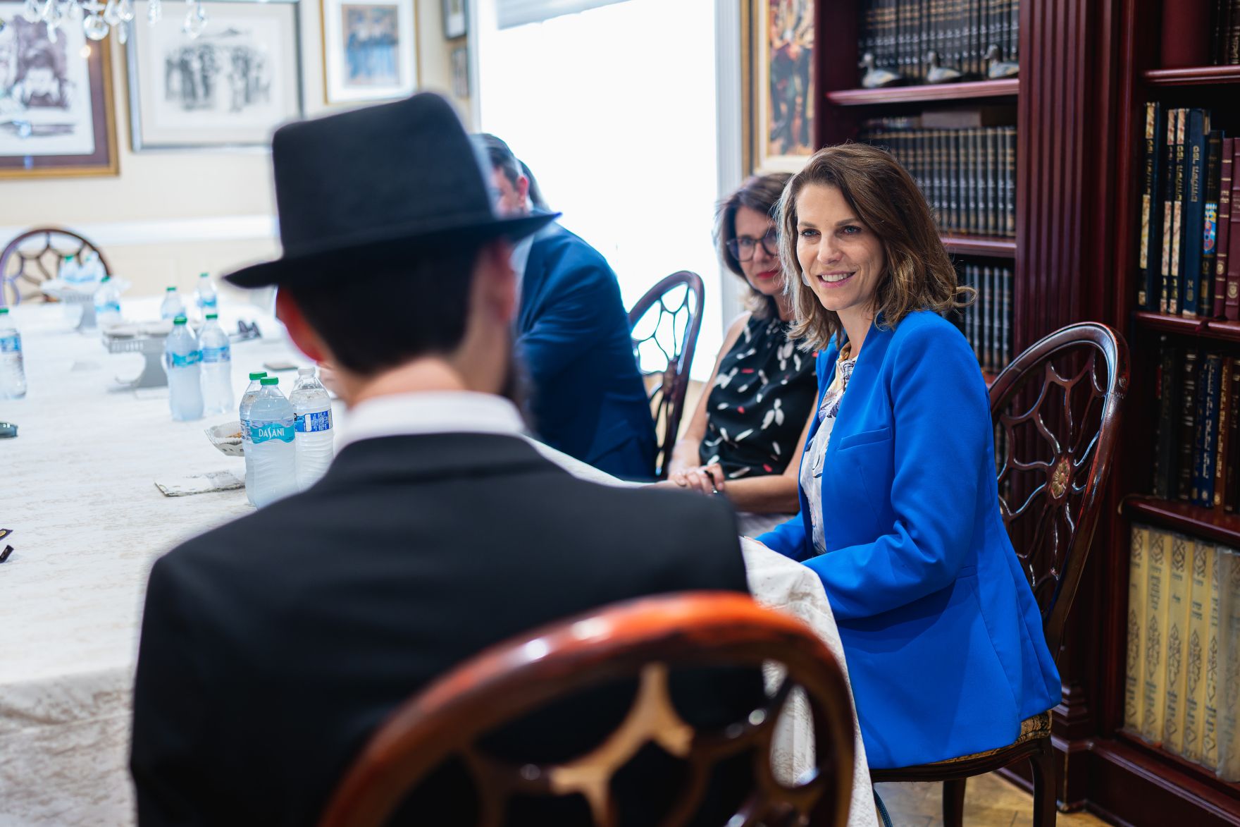 Am 16. Juli 2024 reiste Bundesministerin Karoline Edtstadler (r.) zu einem mehrt&auml;gigen Arbeitsbesuch nach New York. Im Bild bei einem Arbeitsgepr&auml;ch nach der Hassidic Walking Tour.