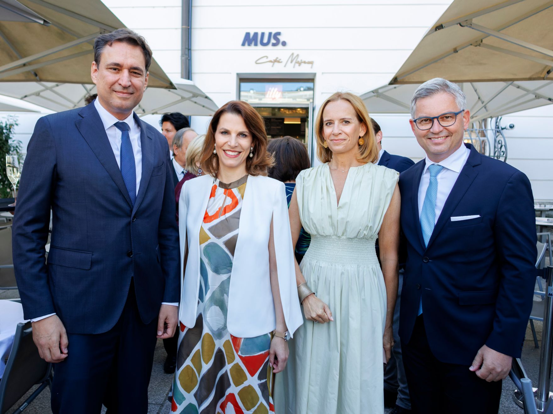 Am 26. Juli 2024 besuchte Bundesministerin Karoline Edtstadler (m.l.) die Er&ouml;ffnung der Salzburger Festspiele. Im Bild mit Bundesminister Magnus Brunner (r.).