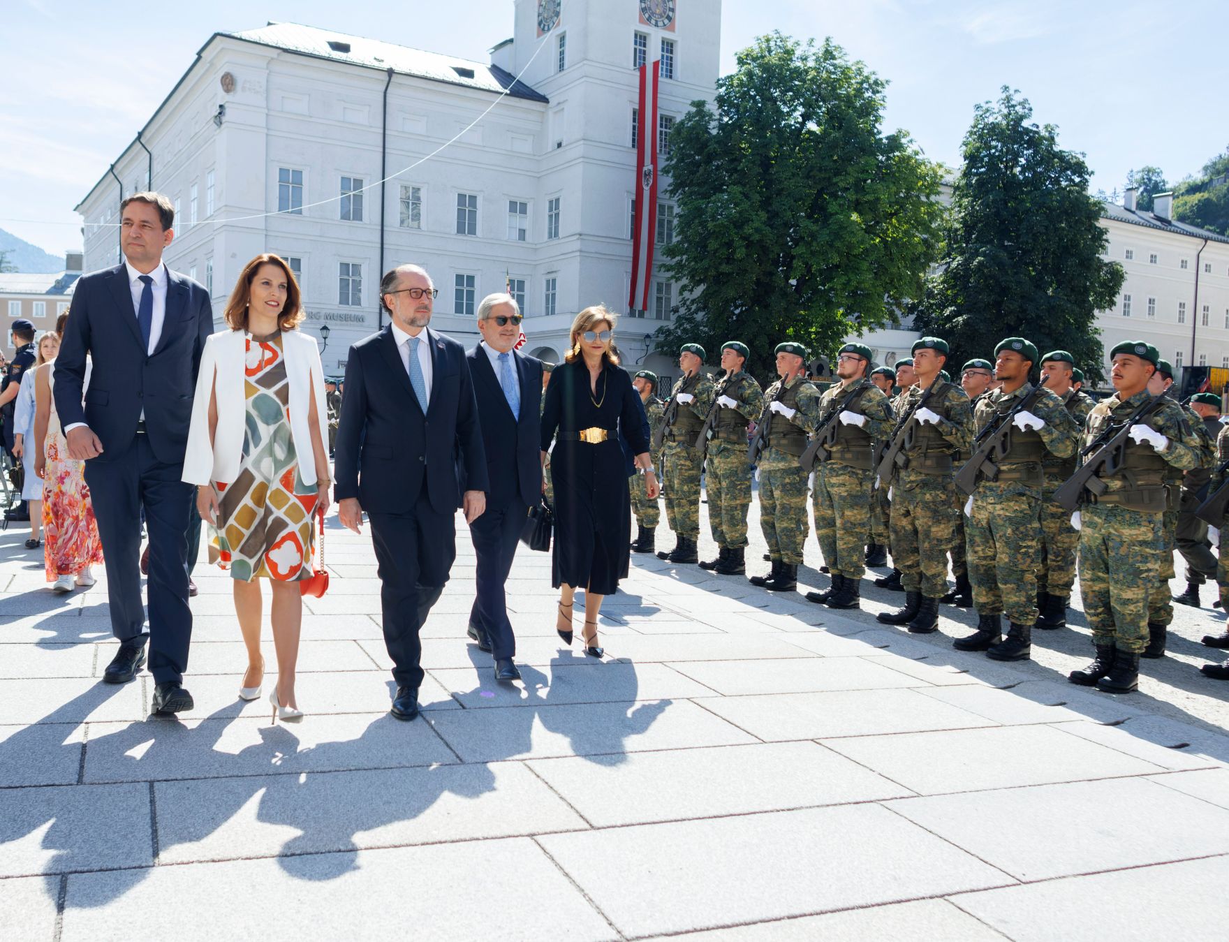 Am 26. Juli 2024 besuchte Bundesministerin Karoline Edtstadler (2.v.l.) die Er&ouml;ffnung der Salzburger Festspiele. Im Bild mit Bundesminister Alexander Schallenberg (3.v.l.).