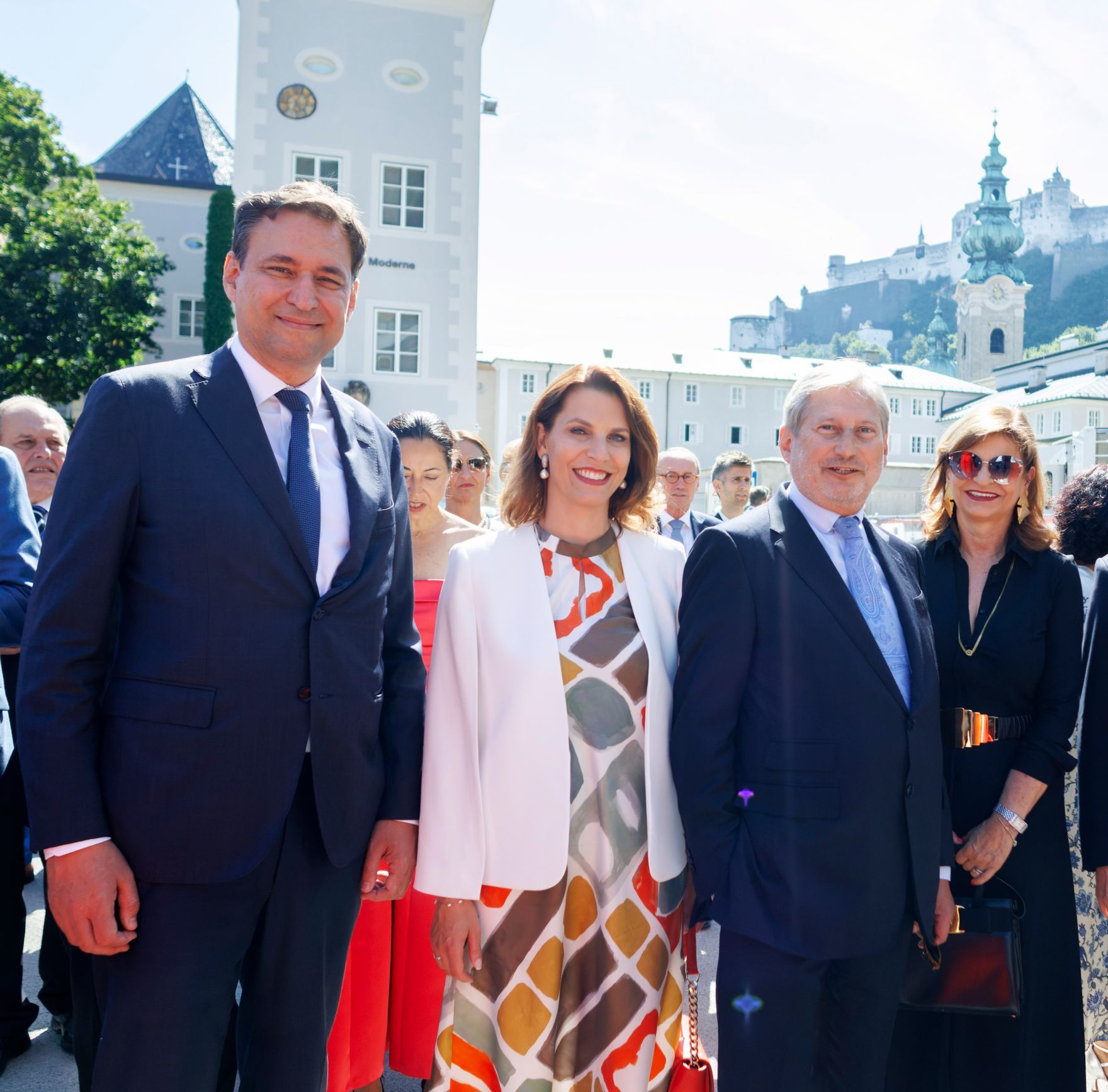 Am 26. Juli 2024 besuchte Bundesministerin Karoline Edtstadler (m.) die Er&ouml;ffnung der Salzburger Festspiele. Im Bild mit EU-Kommissar Johannes Hahn (m.r.).