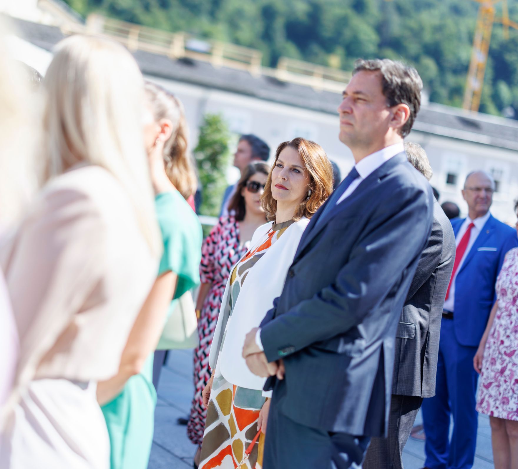 Am 26. Juli 2024 besuchte Bundesministerin Karoline Edtstadler (m.) die Er&ouml;ffnung der Salzburger Festspiele.