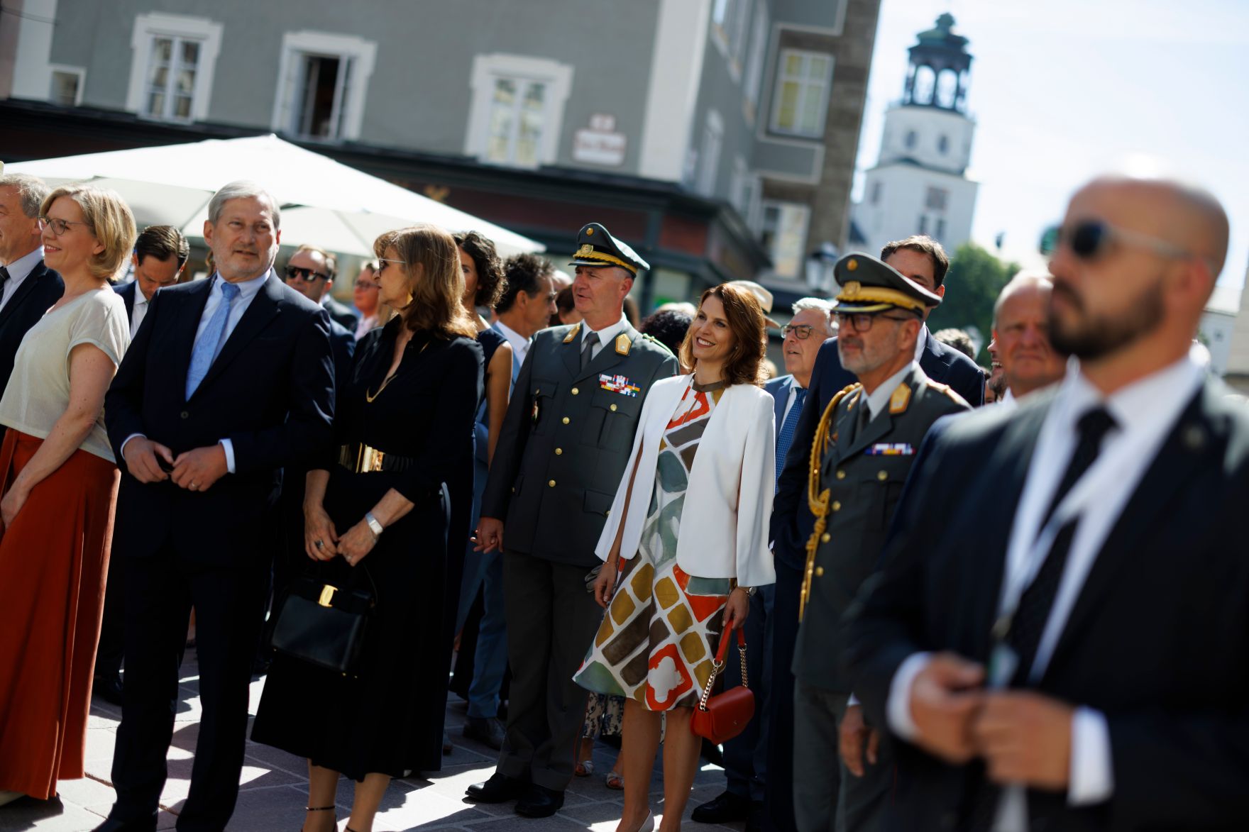 Am 26. Juli 2024 besuchte Bundesministerin Karoline Edtstadler (4.v.r.) die Er&ouml;ffnung der Salzburger Festspiele.