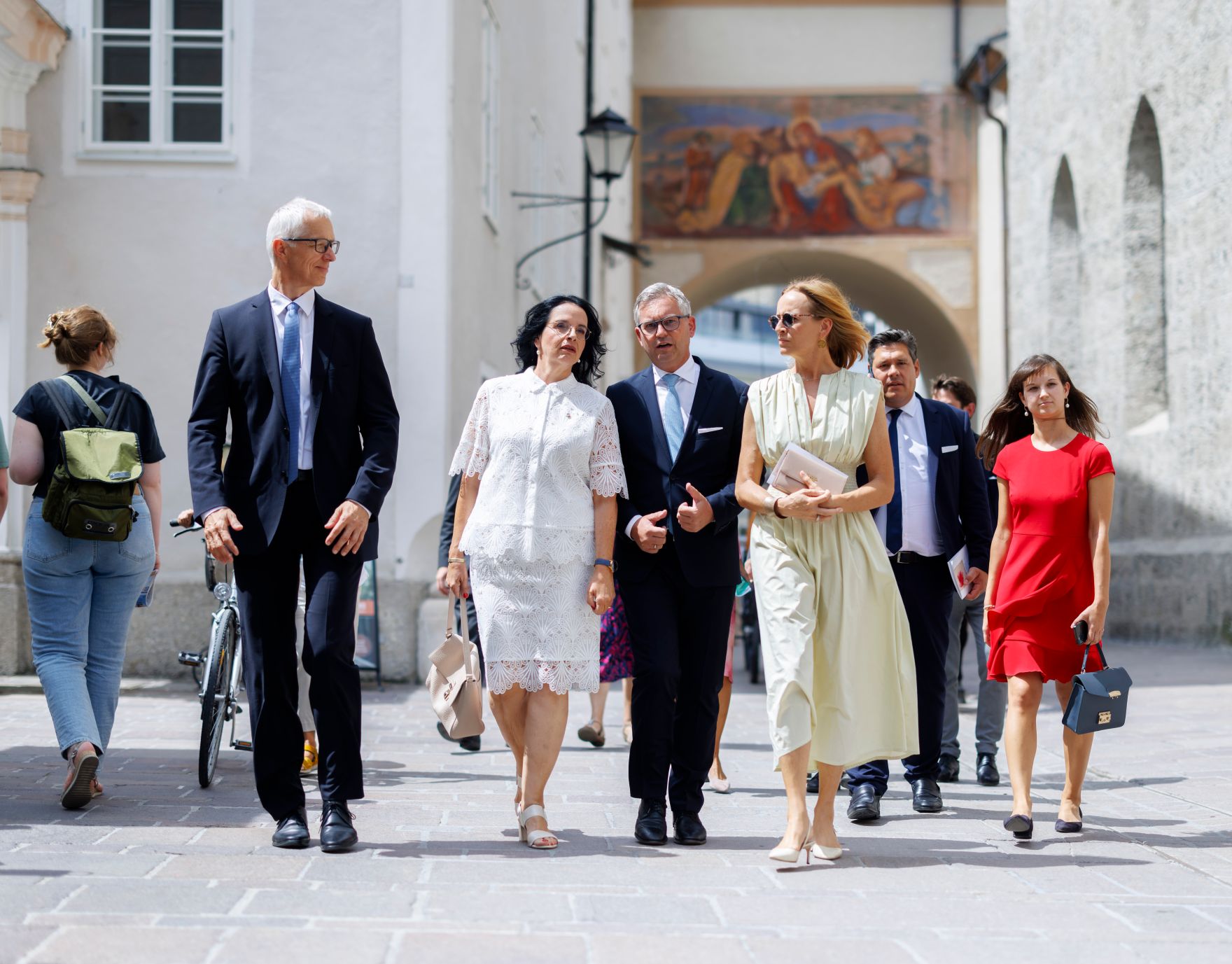 Am 26. Juli 2024 besuchte Bundesministerin Karoline Edtstadler die Er&ouml;ffnung der Salzburger Festspiele. Im Bild Bundesminister Magnus Brunner (m.r.) und Staatssekret&auml;rin Andrea Mayer (m.l.).