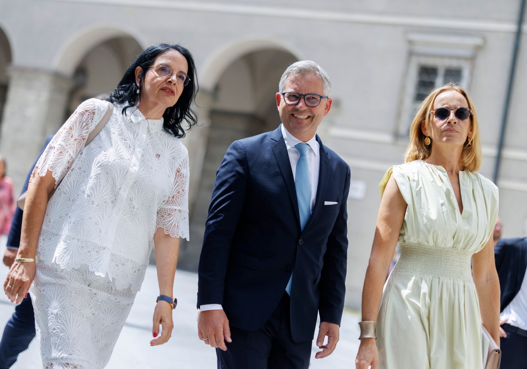 Am 26. Juli 2024 besuchte Bundesministerin Karoline Edtstadler die Er&ouml;ffnung der Salzburger Festspiele. Im Bild Bundesminister Magnus Brunner (m.) und Staatssekret&auml;rin Andrea Mayer (l.).