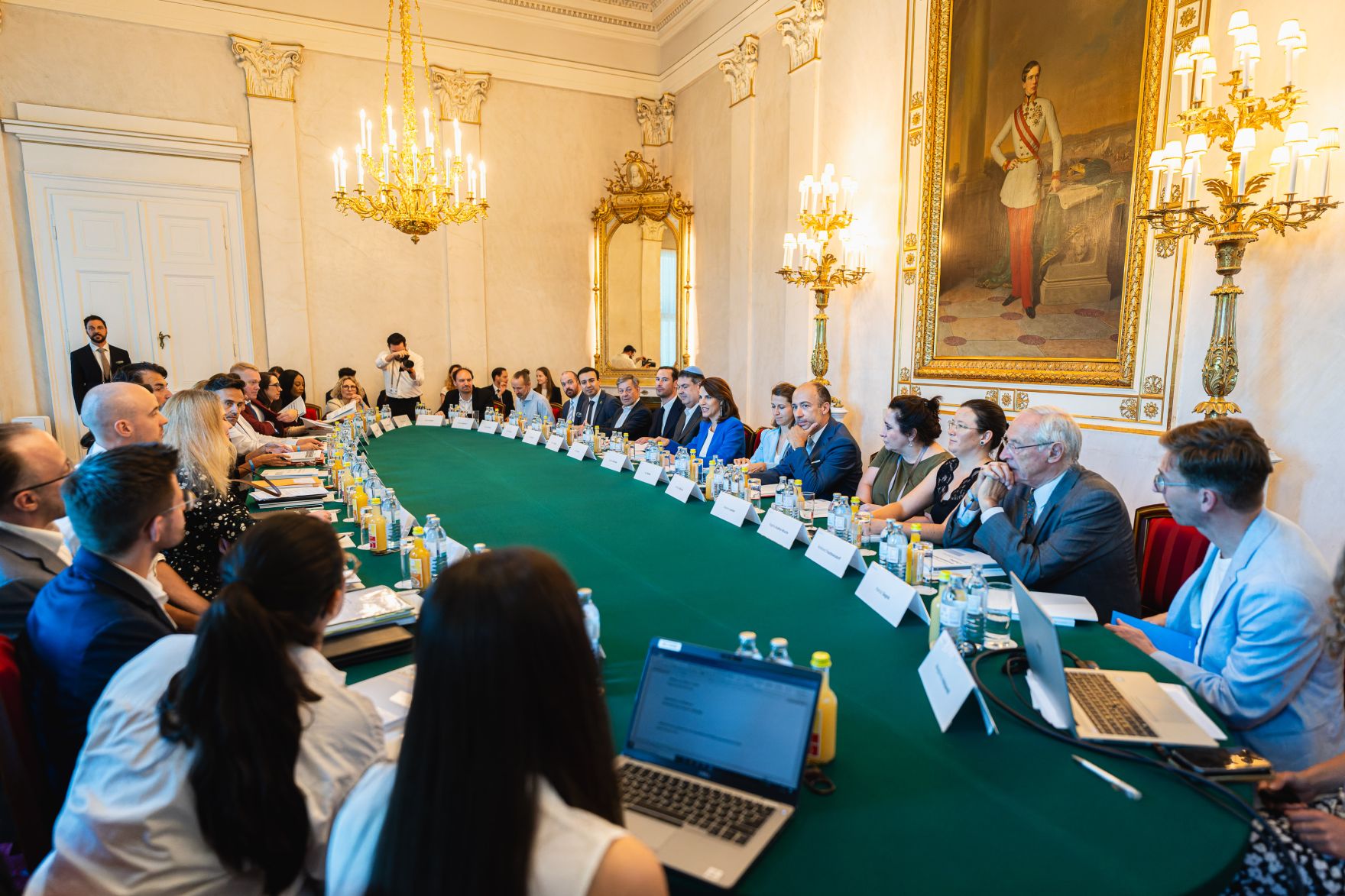 Am 31. Juli 2024 nahm Bundesministerin Karoline Edtstadler gemeinsam mit dem IKG-Pr&auml;sident Oskar Deutsch am Runden Tisch zum Thema Antisemitismus teil.