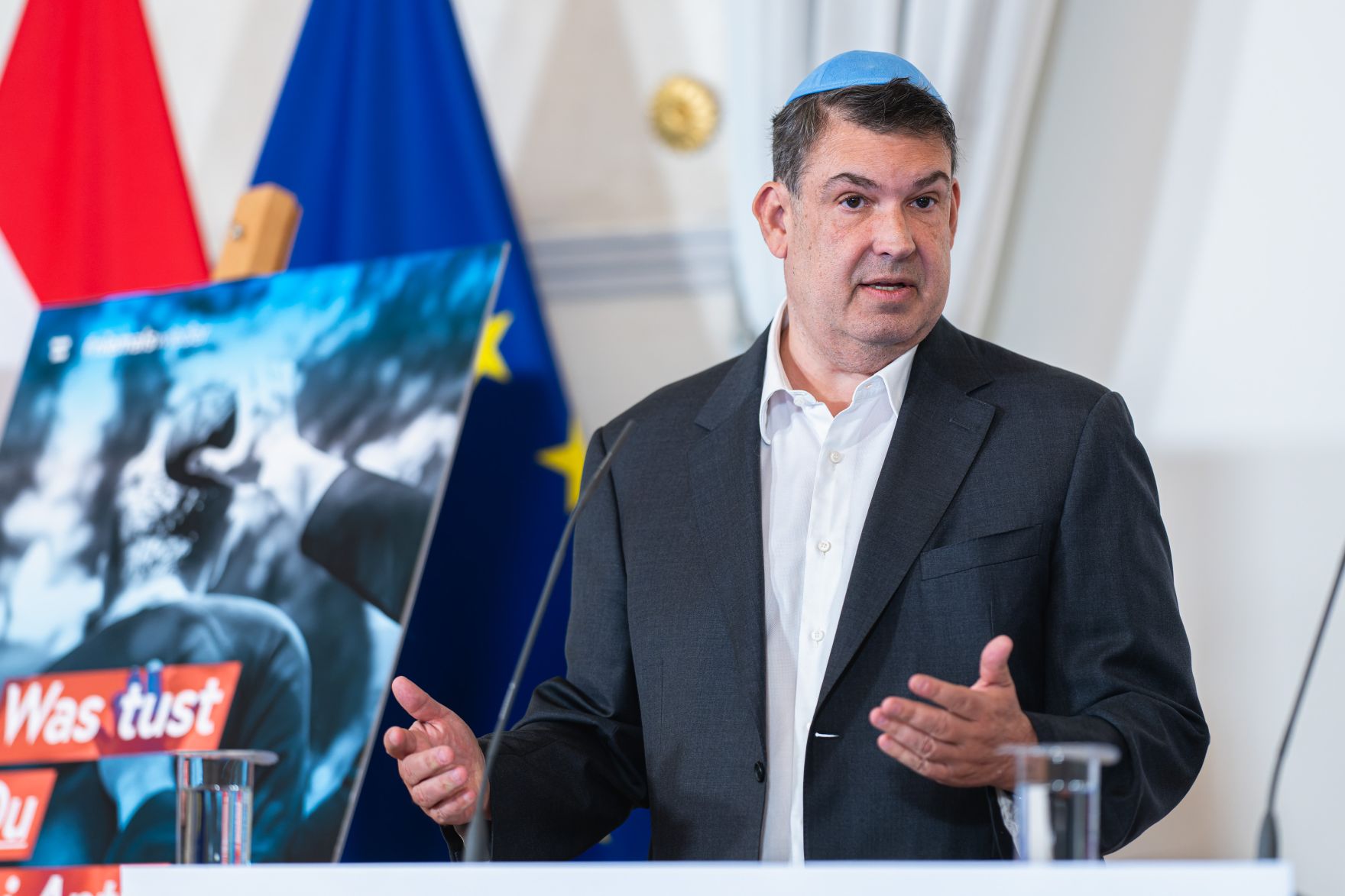 Am 31. Juli 2024 nahm Bundesministerin Karoline Edtstadler gemeinsam mit dem IKG-Pr&auml;sident Oskar Deutsch (im Bild) am Runden Tisch zum Thema Antisemitismus teil. Im Bild bei der anschlie&szlig;enden Pressekonferenz.