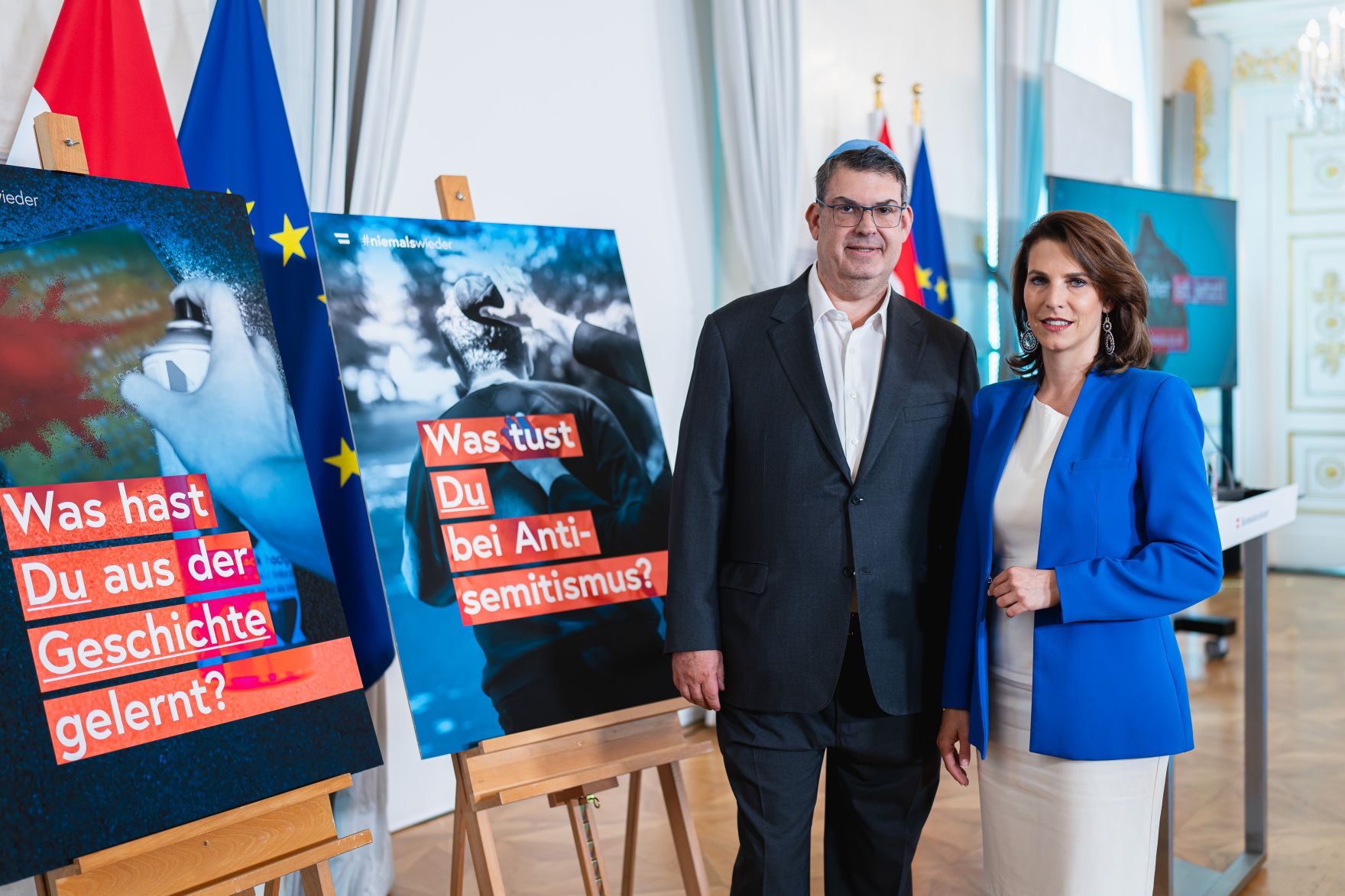 Am 31. Juli 2024 nahm Bundesministerin Karoline Edtstadler (r.) gemeinsam mit dem IKG-Pr&auml;sident Oskar Deutsch (l.) am Runden Tisch zum Thema Antisemitismus teil. Im Bild bei der anschlie&szlig;enden Pressekonferenz.
