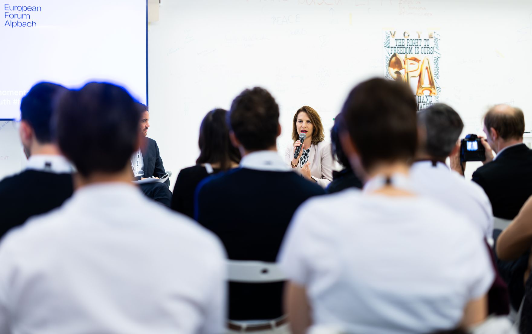 Am 26. August 2024 nahm Bundesministerin Karoline Edtstadler (m.r.) an dem mehrt&auml;gigen &bdquo;European Forum Alpbach 2024&ldquo; teil.