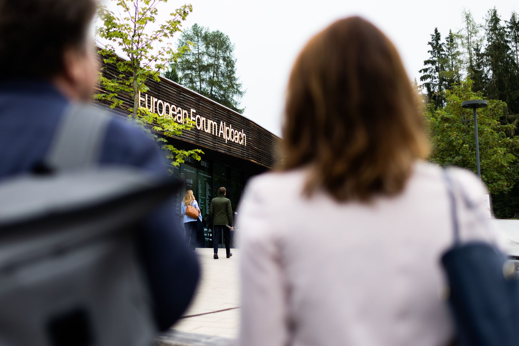 Am 26. August 2024 nahm Bundesministerin Karoline Edtstadler (r.) an dem mehrt&auml;gigen &bdquo;European Forum Alpbach 2024&ldquo; teil.