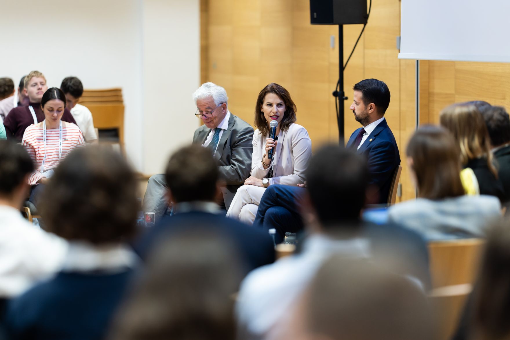 Am 26. August 2024 nahm Bundesministerin Karoline Edtstadler (m.) an dem mehrt&auml;gigen &bdquo;European Forum Alpbach 2024&ldquo; teil.