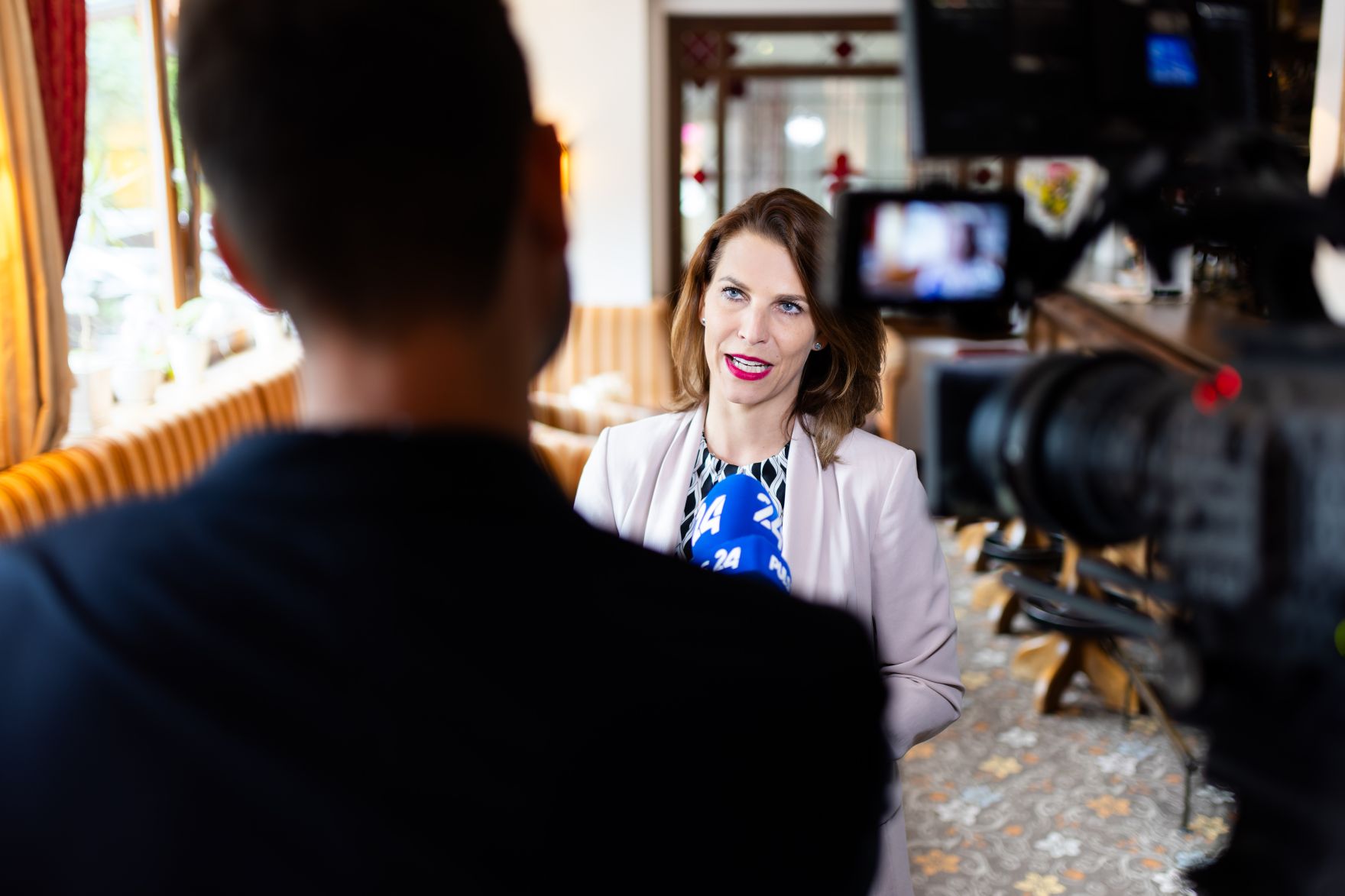Am 26. August 2024 nahm Bundesministerin Karoline Edtstadler (m.) an dem mehrt&auml;gigen &bdquo;European Forum Alpbach 2024&ldquo; teil.
