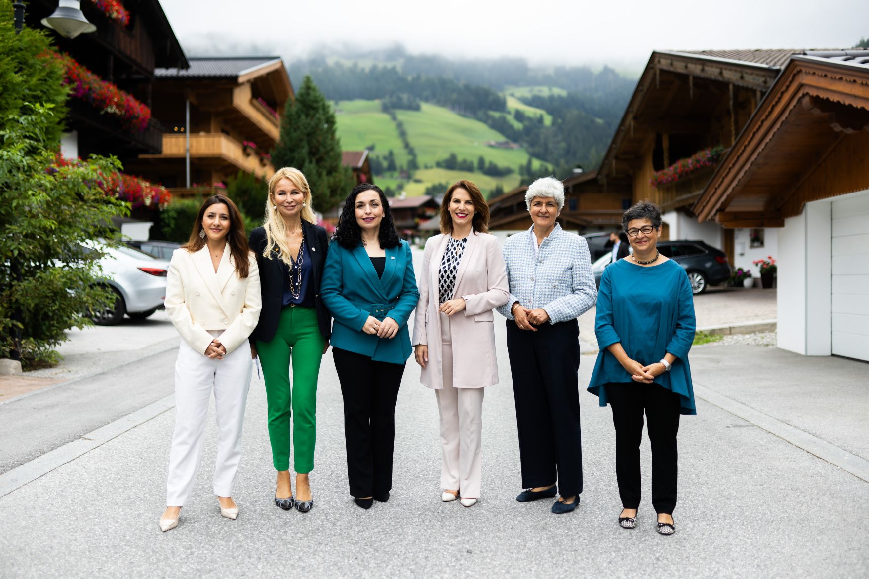 Am 26. August 2024 nahm Bundesministerin Karoline Edtstadler (m.r.) an dem mehrt&auml;gigen &bdquo;European Forum Alpbach 2024&ldquo; teil.
