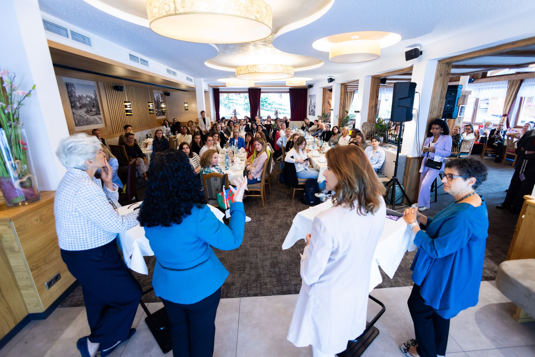 Am 26. August 2024 nahm Bundesministerin Karoline Edtstadler (m.r.) an dem mehrt&auml;gigen &bdquo;European Forum Alpbach 2024&ldquo; teil.