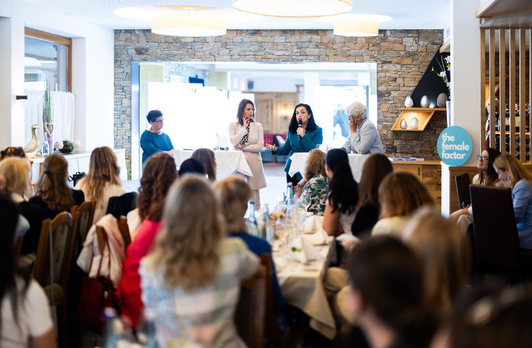 Am 26. August 2024 nahm Bundesministerin Karoline Edtstadler (m.l.) an dem mehrt&auml;gigen &bdquo;European Forum Alpbach 2024&ldquo; teil.