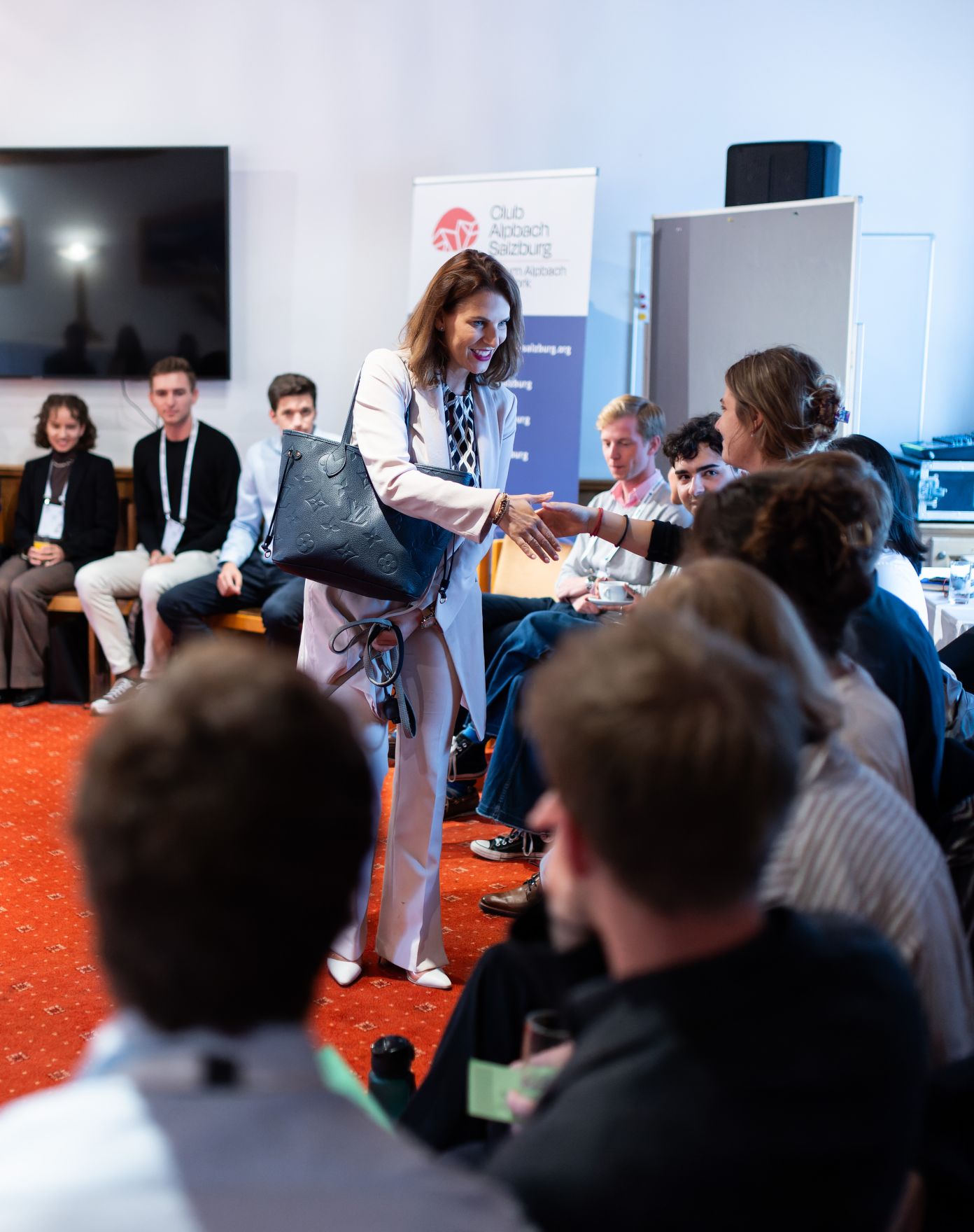Am 26. August 2024 nahm Bundesministerin Karoline Edtstadler (m.) an dem mehrt&auml;gigen &bdquo;European Forum Alpbach 2024&ldquo; teil.