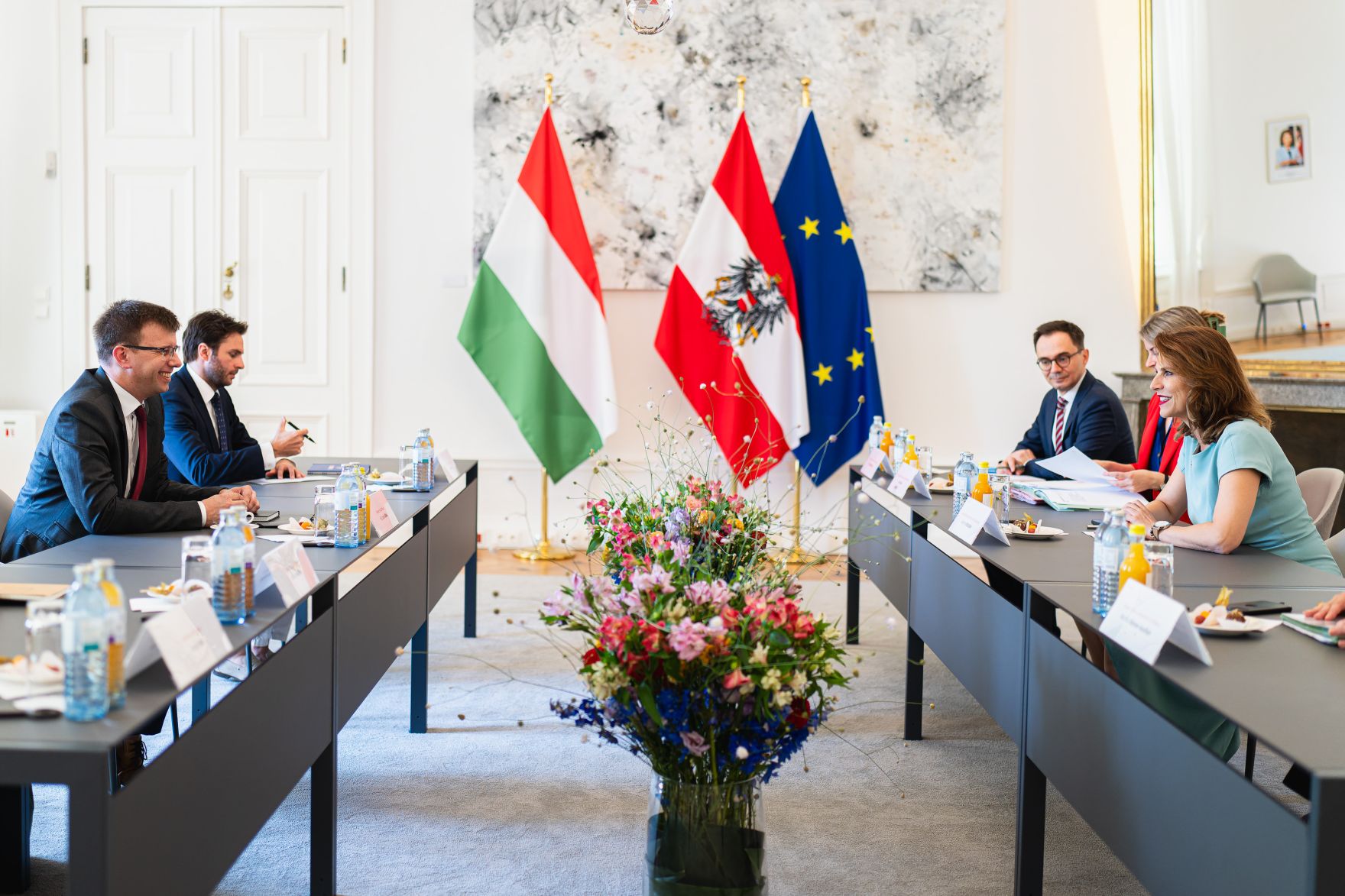 Am 28. August 2024 empfing Bundesministerin Karoline Edtstadler (r.) Janos Boka (l.) den Minister f&uuml;r europ&auml;ische Angelegenheiten von Ungarn, zu einem Arbeitsgespr&auml;ch.