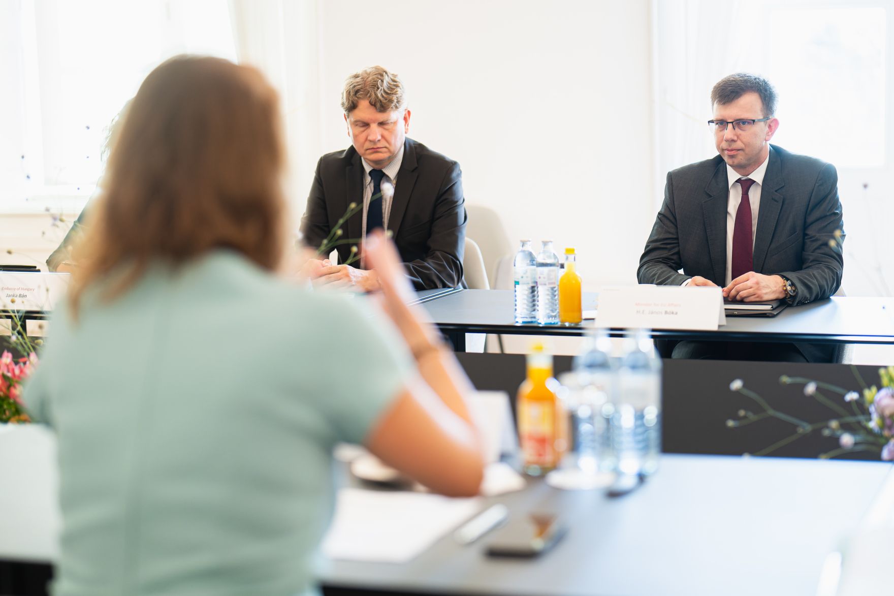 Am 28. August 2024 empfing Bundesministerin Karoline Edtstadler (l.) Janos Boka (r.) den Minister f&uuml;r europ&auml;ische Angelegenheiten von Ungarn, zu einem Arbeitsgespr&auml;ch.