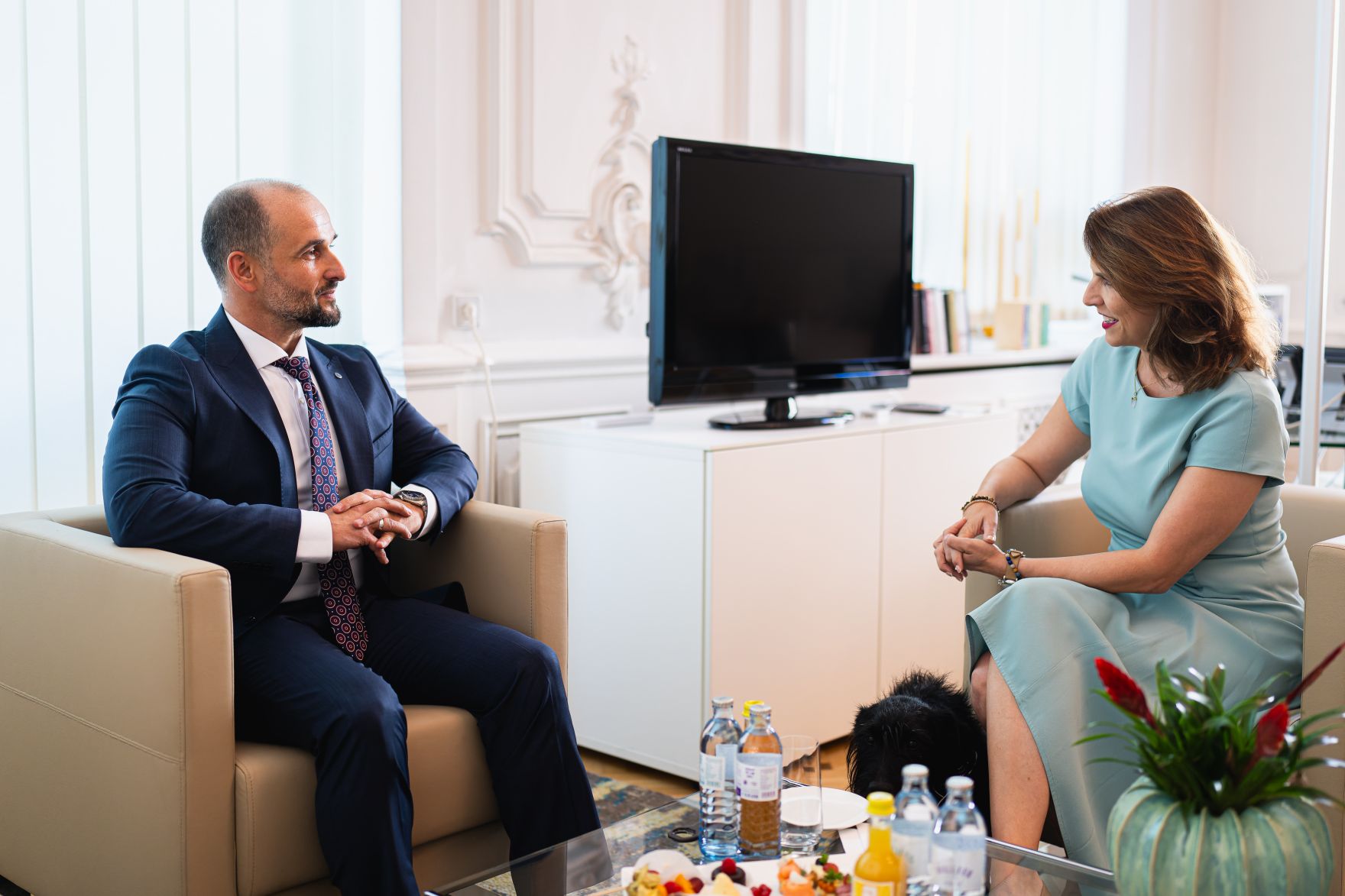 Am 28. August 2024 empfing Bundesministerin Karoline Edtstadler (r.) Orhan Murtezani (l.) den Minister f&uuml;r europ&auml;ische Angelegenheiten von Nordmazedonien, zu einem Arbeitsgespr&auml;ch.
