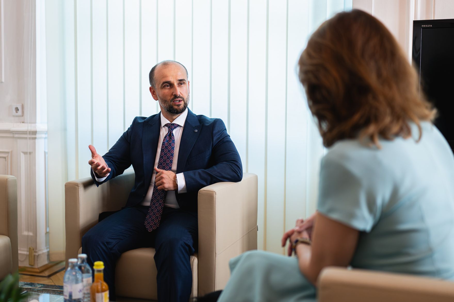 Am 28. August 2024 empfing Bundesministerin Karoline Edtstadler (r.) Orhan Murtezani (l.) den Minister f&uuml;r europ&auml;ische Angelegenheiten von Nordmazedonien, zu einem Arbeitsgespr&auml;ch.