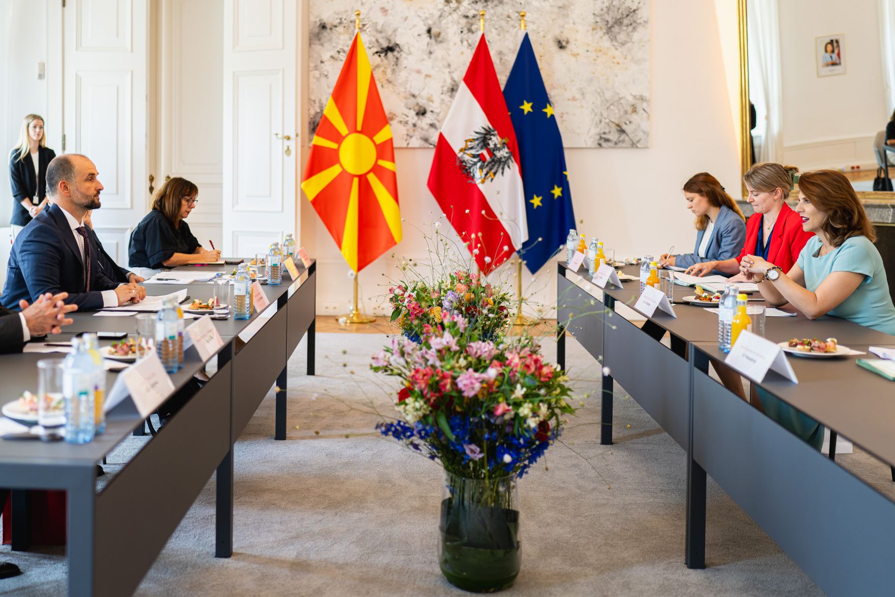 Am 28. August 2024 empfing Bundesministerin Karoline Edtstadler (r.) Orhan Murtezani (l.) den Minister f&uuml;r europ&auml;ische Angelegenheiten von Nordmazedonien, zu einem Arbeitsgespr&auml;ch.