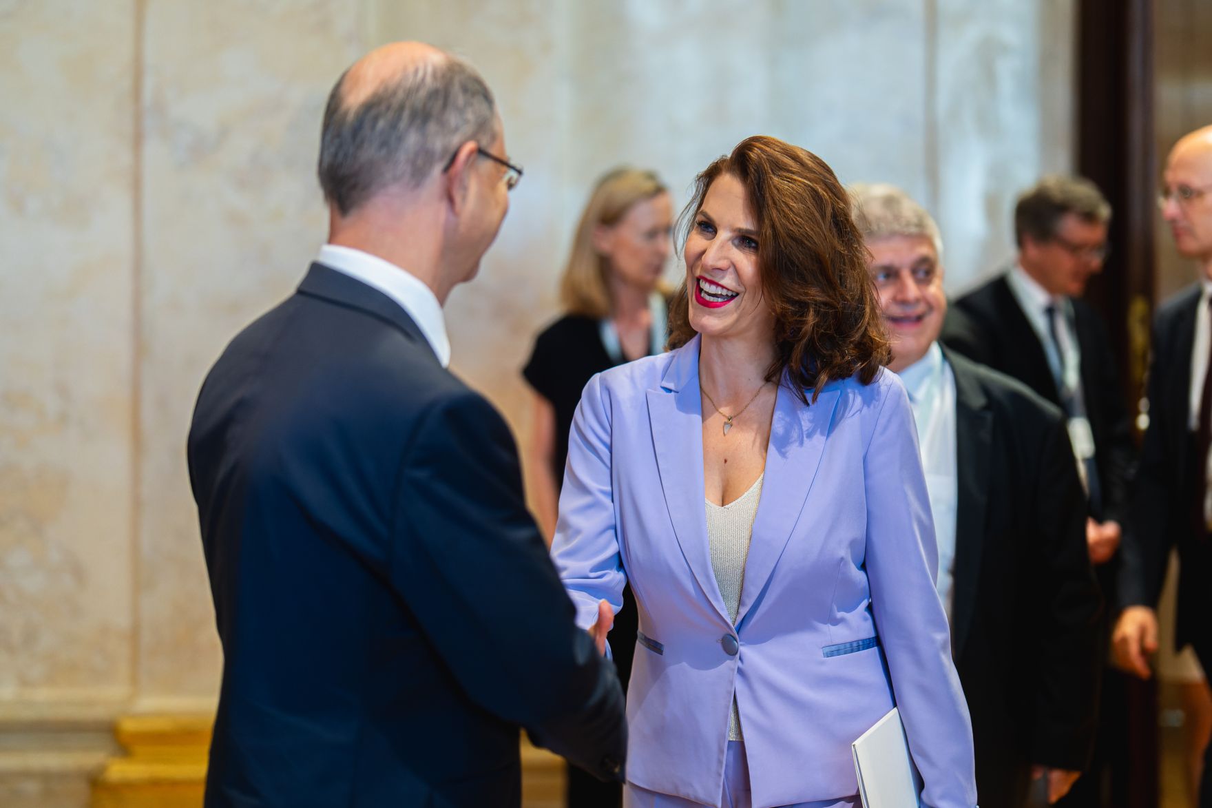 Am 2. September 2024 hielt Bundesministerin Karoline Edtstadler (r.) eine Grundsatzrede an alle &Ouml;sterreichischen Botschafterinnen und Botschafter im Rahmen der Botschafter Konferenz.