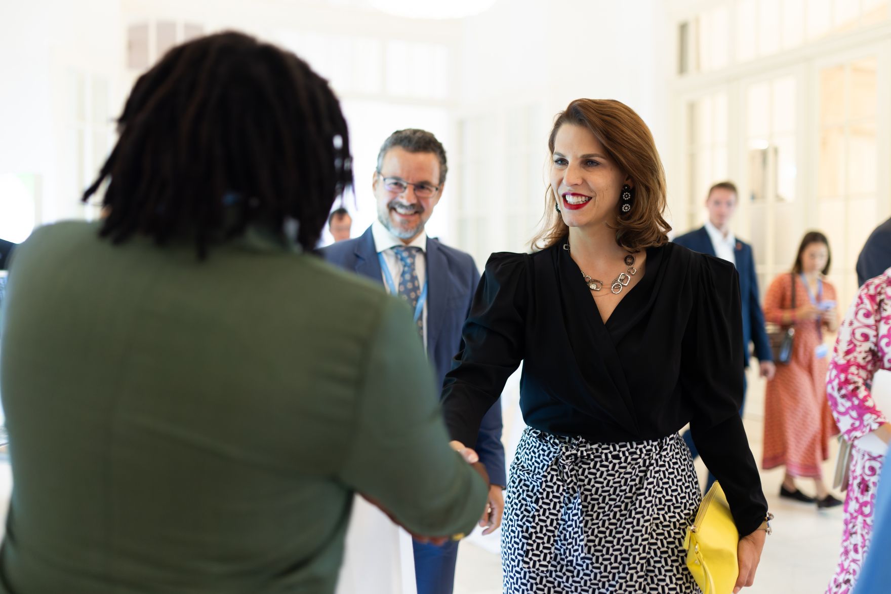 Am 04. September 2024 wurde in der Wiener Hofburg von Bundesministerin Karoline Edtstadler (r.) gemeinsam mit Bernhard Kowatsch, Leiter des UN World Food Programms &bdquo;Innovation Accelerators&ldquo; der &bdquo;Kofi Annan Award for Innovation in Africa&ldquo; verliehen.