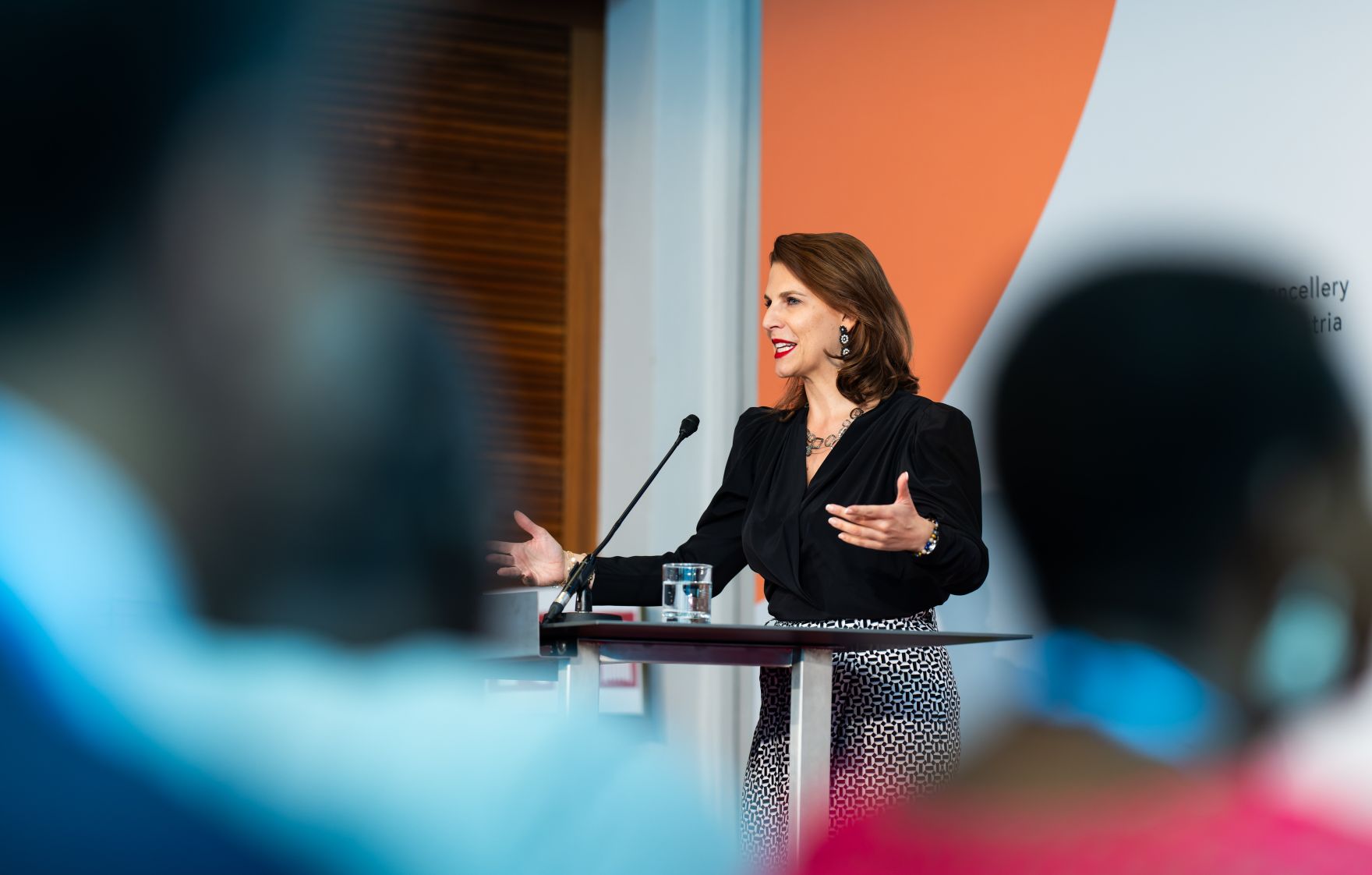 Am 04. September 2024 wurde in der Wiener Hofburg von Bundesministerin Karoline Edtstadler (im Bild) gemeinsam mit Bernhard Kowatsch, Leiter des UN World Food Programms &bdquo;Innovation Accelerators&ldquo; der &bdquo;Kofi Annan Award for Innovation in Africa&ldquo; verliehen.