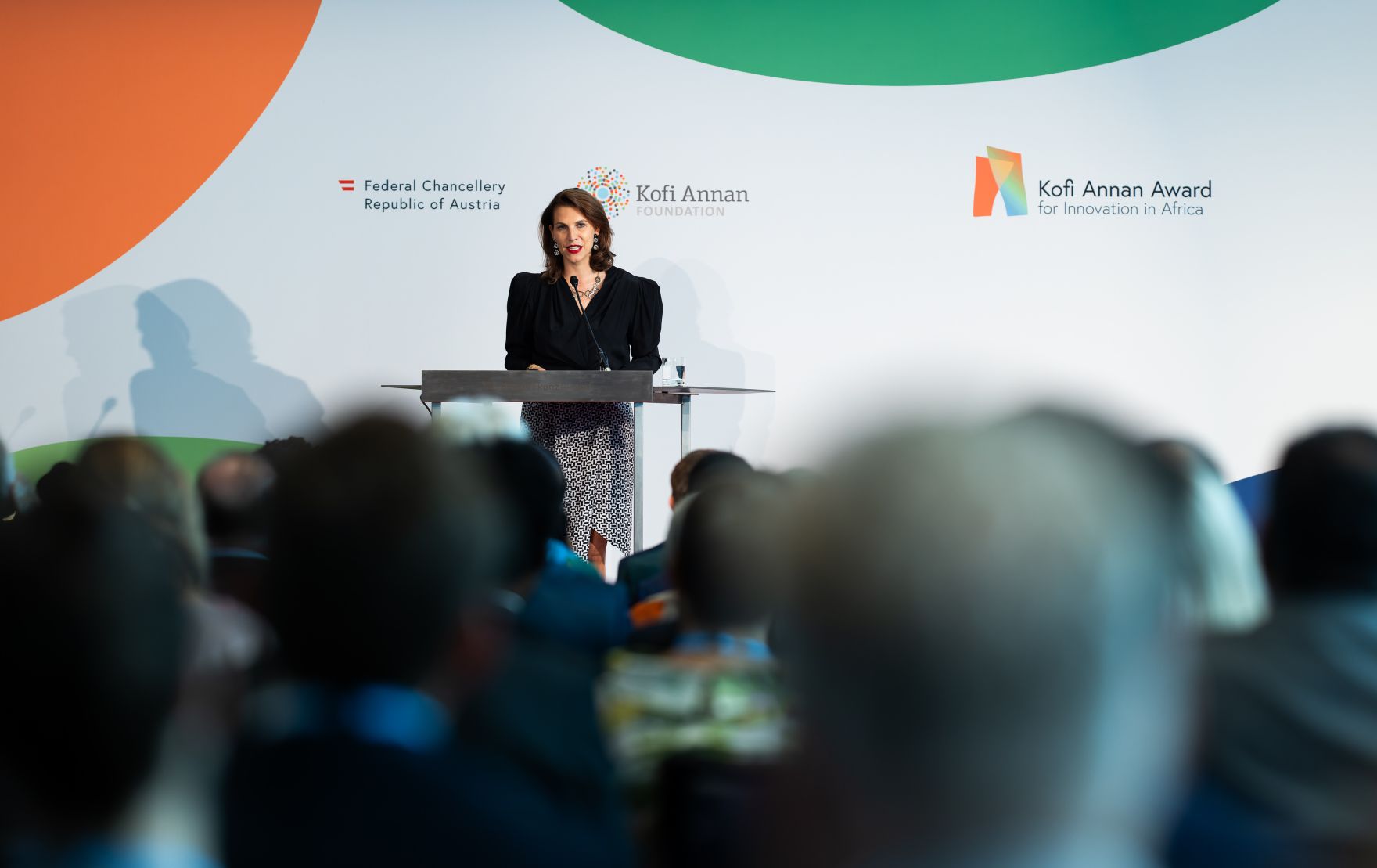 Am 04. September 2024 wurde in der Wiener Hofburg von Bundesministerin Karoline Edtstadler (im Bild) gemeinsam mit Bernhard Kowatsch, Leiter des UN World Food Programms &bdquo;Innovation Accelerators&ldquo; der &bdquo;Kofi Annan Award for Innovation in Africa&ldquo; verliehen.