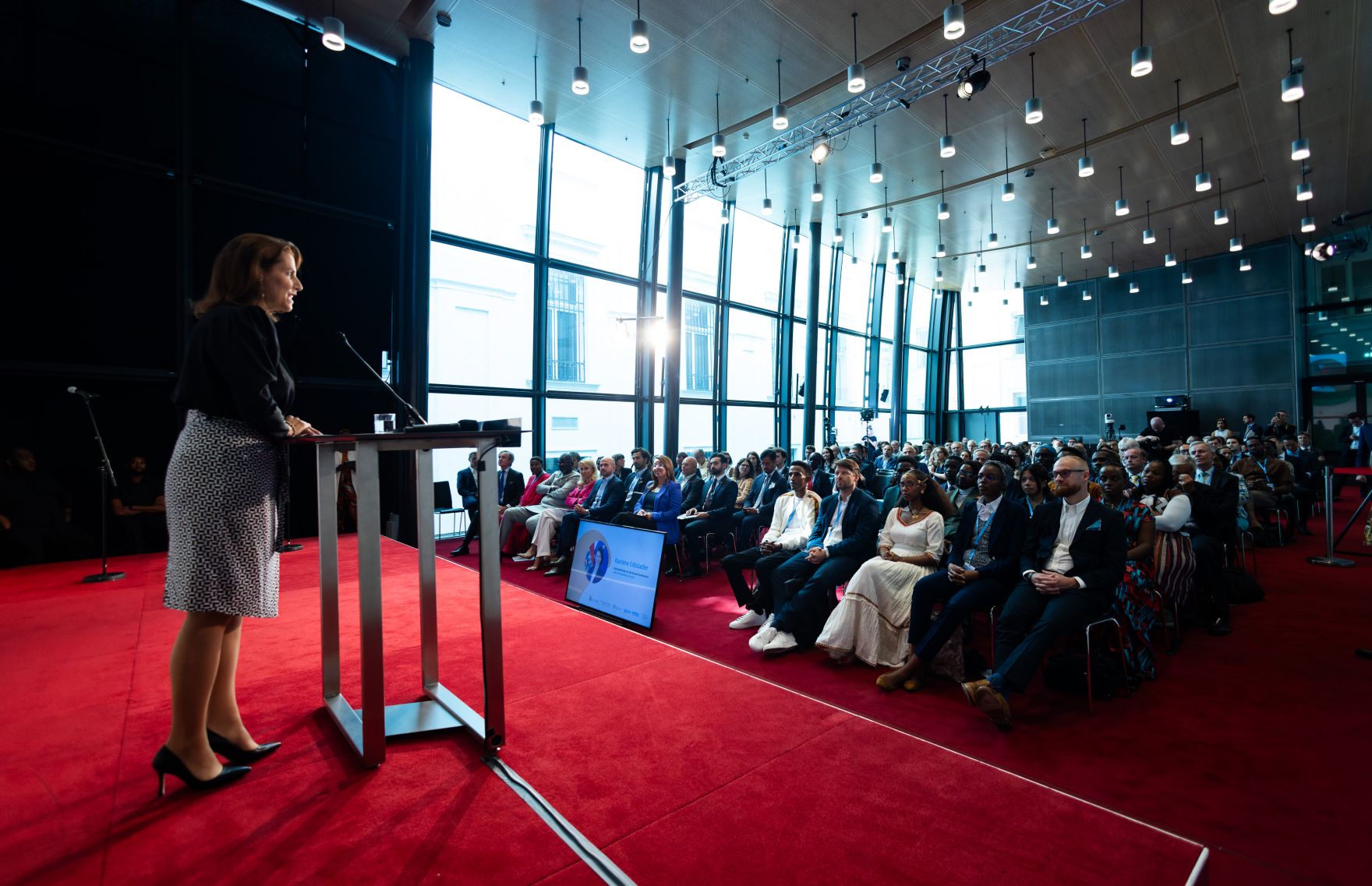 Am 04. September 2024 wurde in der Wiener Hofburg von Bundesministerin Karoline Edtstadler (l.) gemeinsam mit Bernhard Kowatsch, Leiter des UN World Food Programms &bdquo;Innovation Accelerators&ldquo; der &bdquo;Kofi Annan Award for Innovation in Africa&ldquo; verliehen.