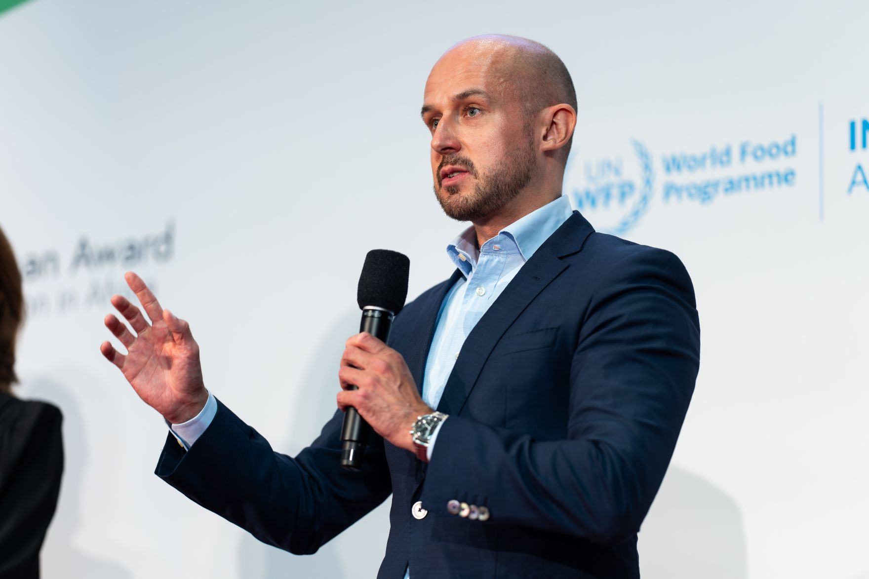 Am 04. September 2024 wurde in der Wiener Hofburg von Bundesministerin Karoline Edtstadler gemeinsam mit Bernhard Kowatsch (im Bild), Leiter des UN World Food Programms &bdquo;Innovation Accelerators&ldquo; der &bdquo;Kofi Annan Award for Innovation in Africa&ldquo; verliehen.