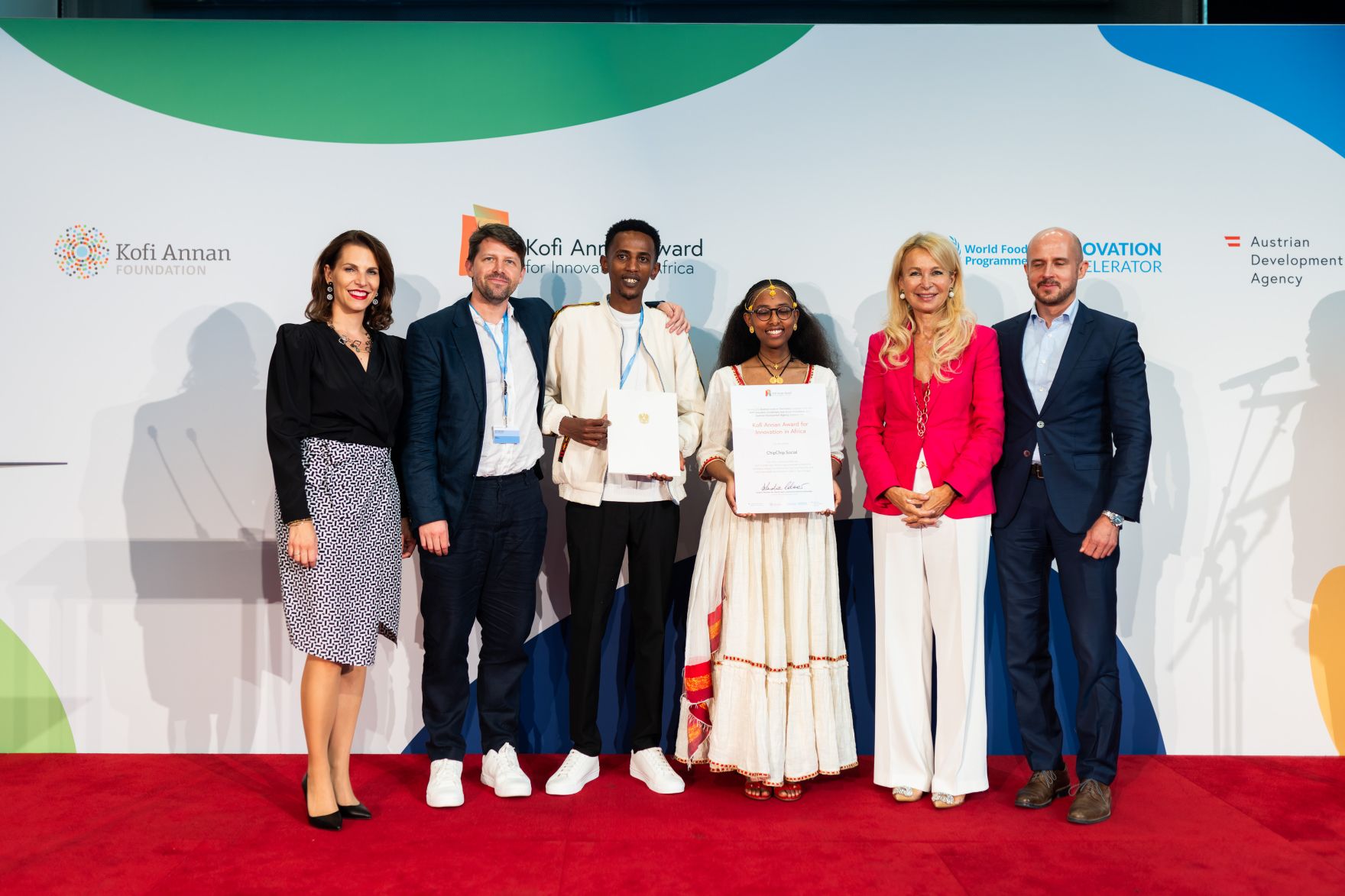 Am 04. September 2024 wurde in der Wiener Hofburg von Bundesministerin Karoline Edtstadler (l.) gemeinsam mit Bernhard Kowatsch (r.), Leiter des UN World Food Programms &bdquo;Innovation Accelerators&ldquo; der &bdquo;Kofi Annan Award for Innovation in Africa&ldquo; verliehen.
