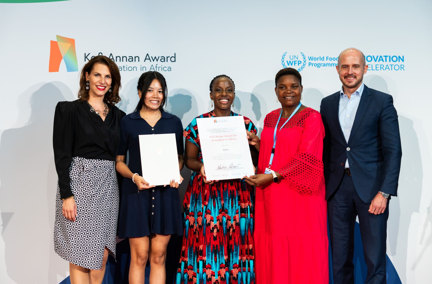 Am 04. September 2024 wurde in der Wiener Hofburg von Bundesministerin Karoline Edtstadler (l.) gemeinsam mit Bernhard Kowatsch (r.), Leiter des UN World Food Programms &bdquo;Innovation Accelerators&ldquo; der &bdquo;Kofi Annan Award for Innovation in Africa&ldquo; verliehen.