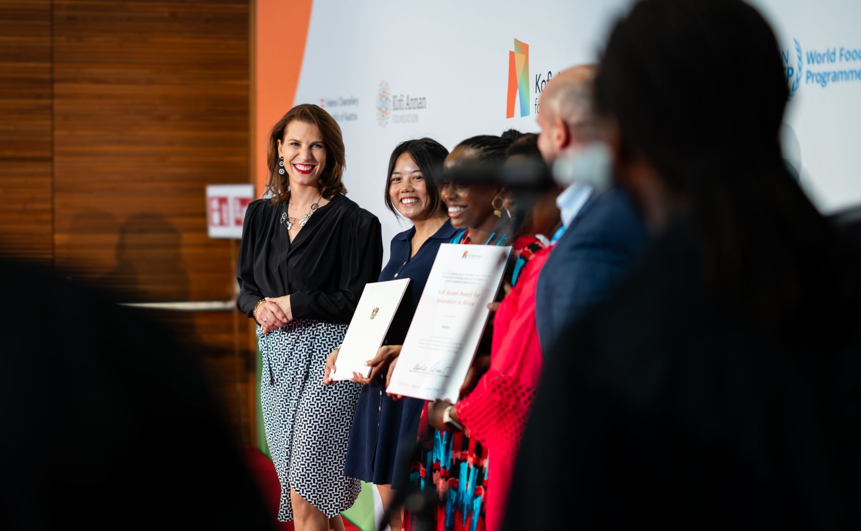 Am 04. September 2024 wurde in der Wiener Hofburg von Bundesministerin Karoline Edtstadler (l.) gemeinsam mit Bernhard Kowatsch, Leiter des UN World Food Programms &bdquo;Innovation Accelerators&ldquo; der &bdquo;Kofi Annan Award for Innovation in Africa&ldquo; verliehen.