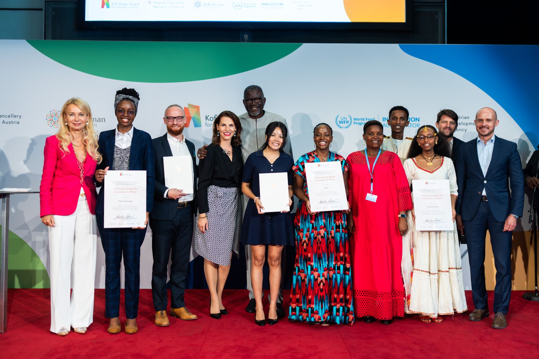Am 04. September 2024 wurde in der Wiener Hofburg von Bundesministerin Karoline Edtstadler (m.l.) gemeinsam mit Bernhard Kowatsch (r.), Leiter des UN World Food Programms &bdquo;Innovation Accelerators&ldquo; der &bdquo;Kofi Annan Award for Innovation in Africa&ldquo; verliehen.