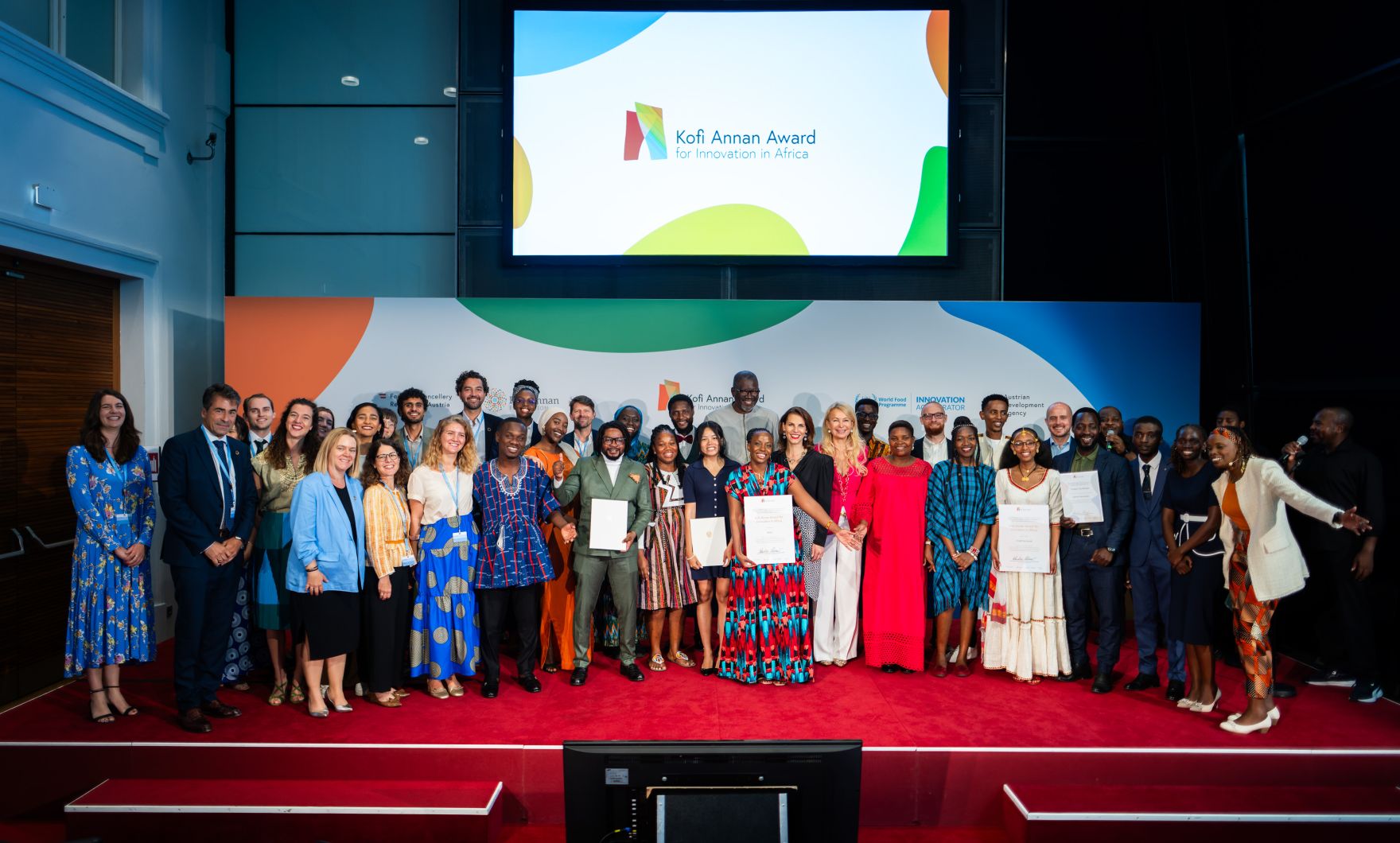 Am 04. September 2024 wurde in der Wiener Hofburg von Bundesministerin Karoline Edtstadler (m.r.) gemeinsam mit Bernhard Kowatsch, Leiter des UN World Food Programms &bdquo;Innovation Accelerators&ldquo; der &bdquo;Kofi Annan Award for Innovation in Africa&ldquo; verliehen.