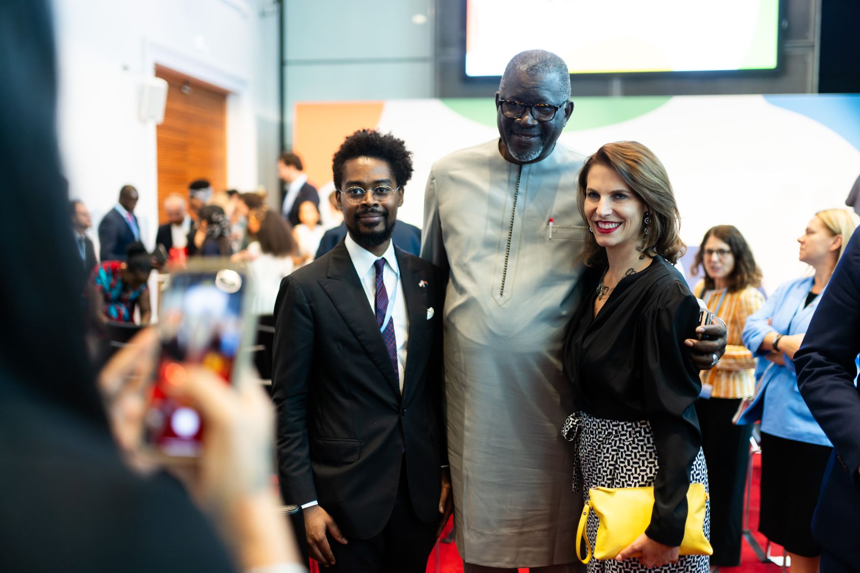 Am 04. September 2024 wurde in der Wiener Hofburg von Bundesministerin Karoline Edtstadler (r.) gemeinsam mit Bernhard Kowatsch, Leiter des UN World Food Programms &bdquo;Innovation Accelerators&ldquo; der &bdquo;Kofi Annan Award for Innovation in Africa&ldquo; verliehen.