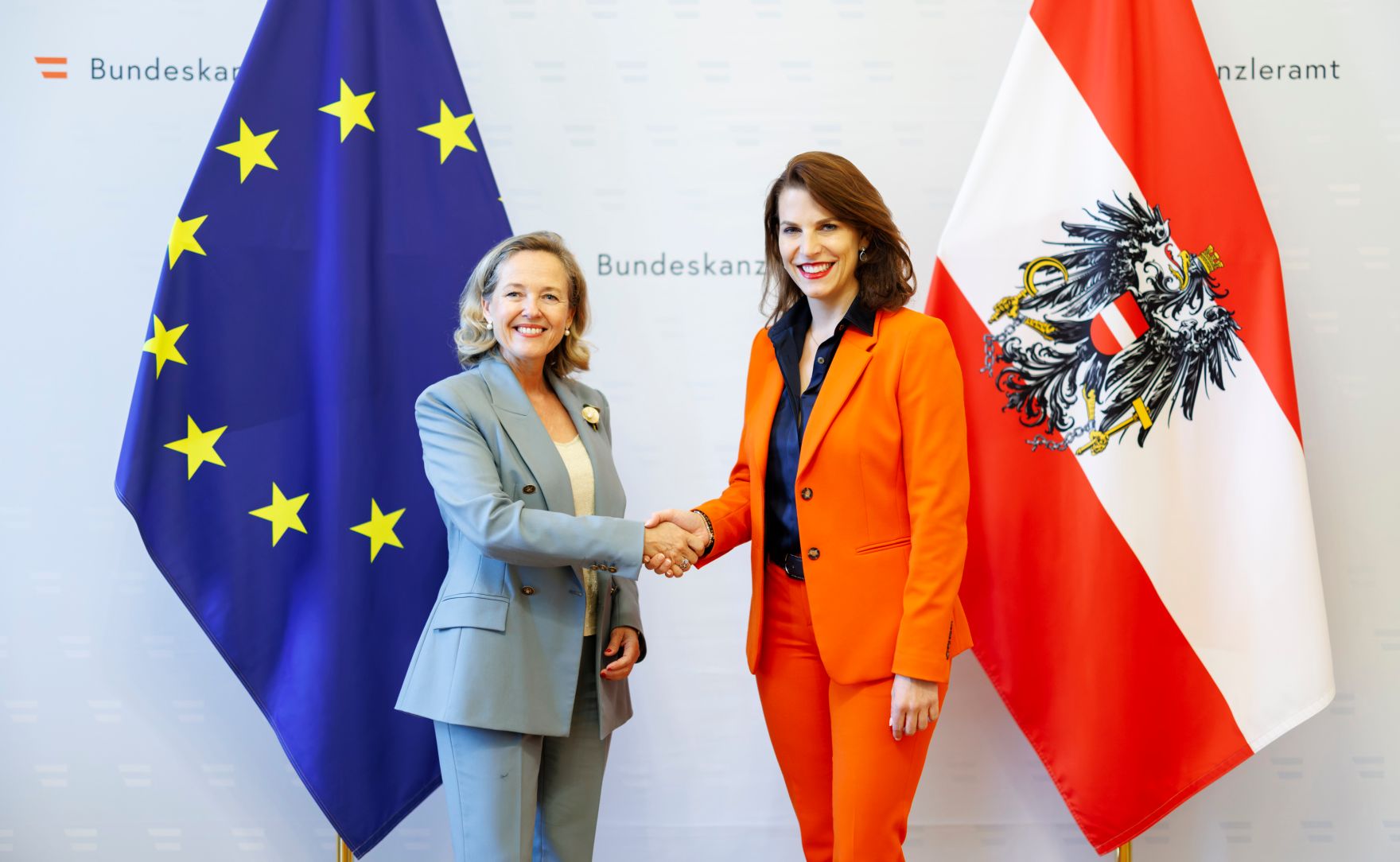 Am 12. September 2024 empfing Bundesministerin Karoline Edtstadler (r.) die Pr&auml;sidentin der Europ&auml;ischen Investitionsbank Nadia Calvi&ntilde;o (l.) zu einem Arbeitsgespr&auml;ch.