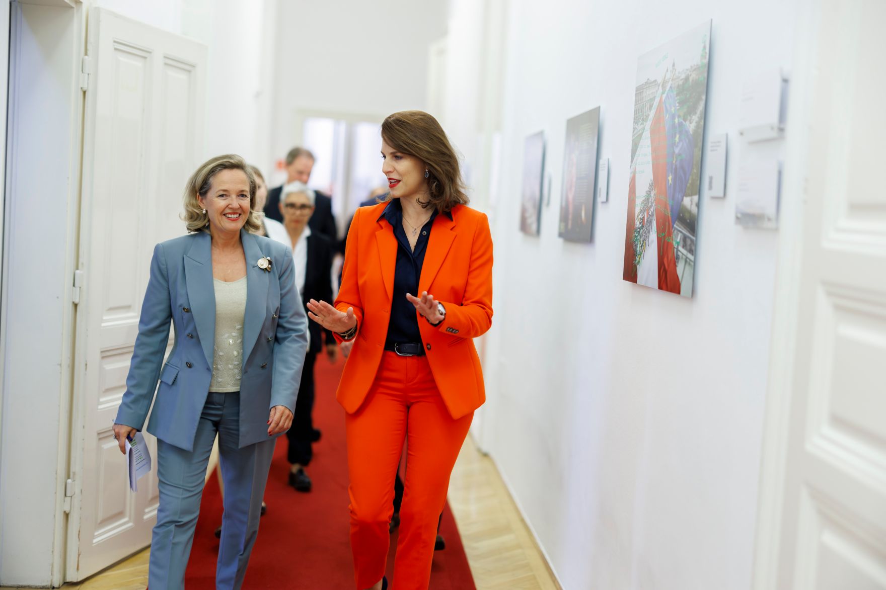 Am 12. September 2024 empfing Bundesministerin Karoline Edtstadler (r.) die Pr&auml;sidentin der Europ&auml;ischen Investitionsbank Nadia Calvi&ntilde;o (l.) zu einem Arbeitsgespr&auml;ch.