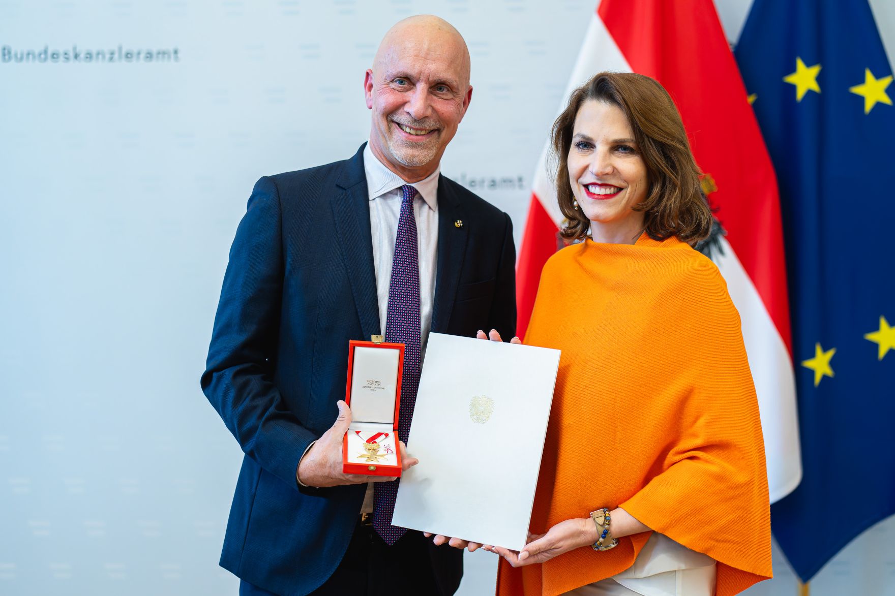 Am 6. November 2024 &uuml;berreichte Bundesministerin Karoline Edtstadler (r.) das Goldene Verdienstzeichen der Republik &Ouml;sterreich an Vinzenz Stimpfl-Abele (l.).