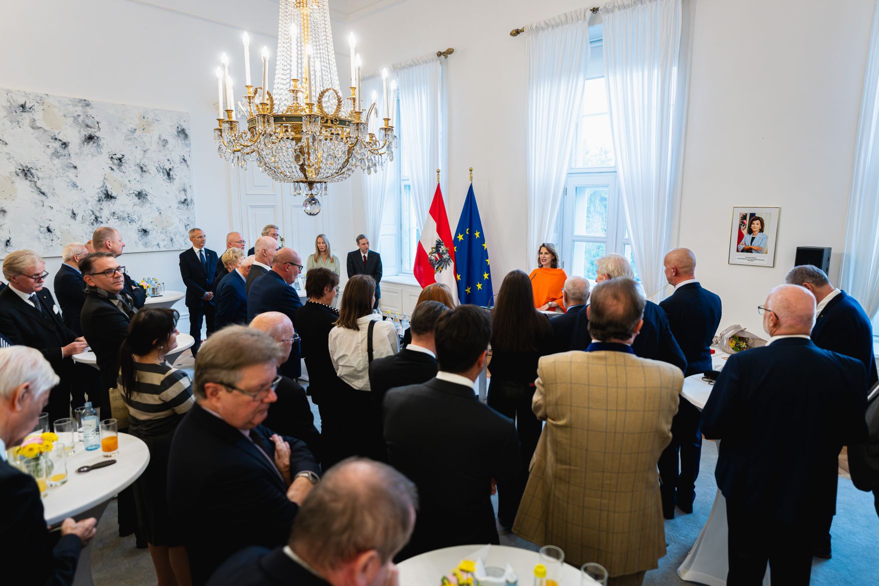 Am 6. November 2024 &uuml;berreichte Bundesministerin Karoline Edtstadler das Goldene Verdienstzeichen der Republik &Ouml;sterreich an Vinzenz Stimpfl-Abele.