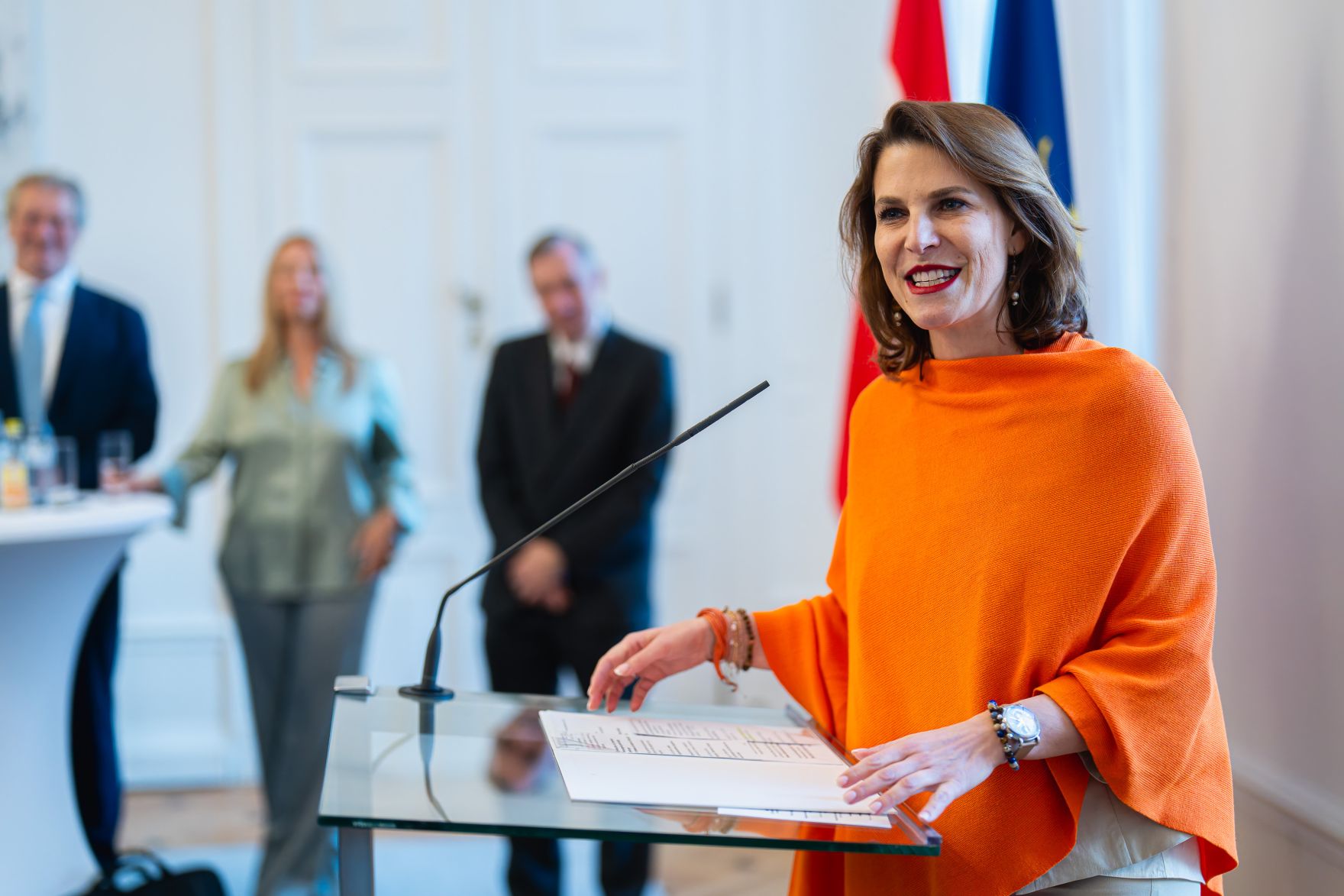 Am 6. November 2024 &uuml;berreichte Bundesministerin Karoline Edtstadler (r.) das Goldene Verdienstzeichen der Republik &Ouml;sterreich an Vinzenz Stimpfl-Abele.