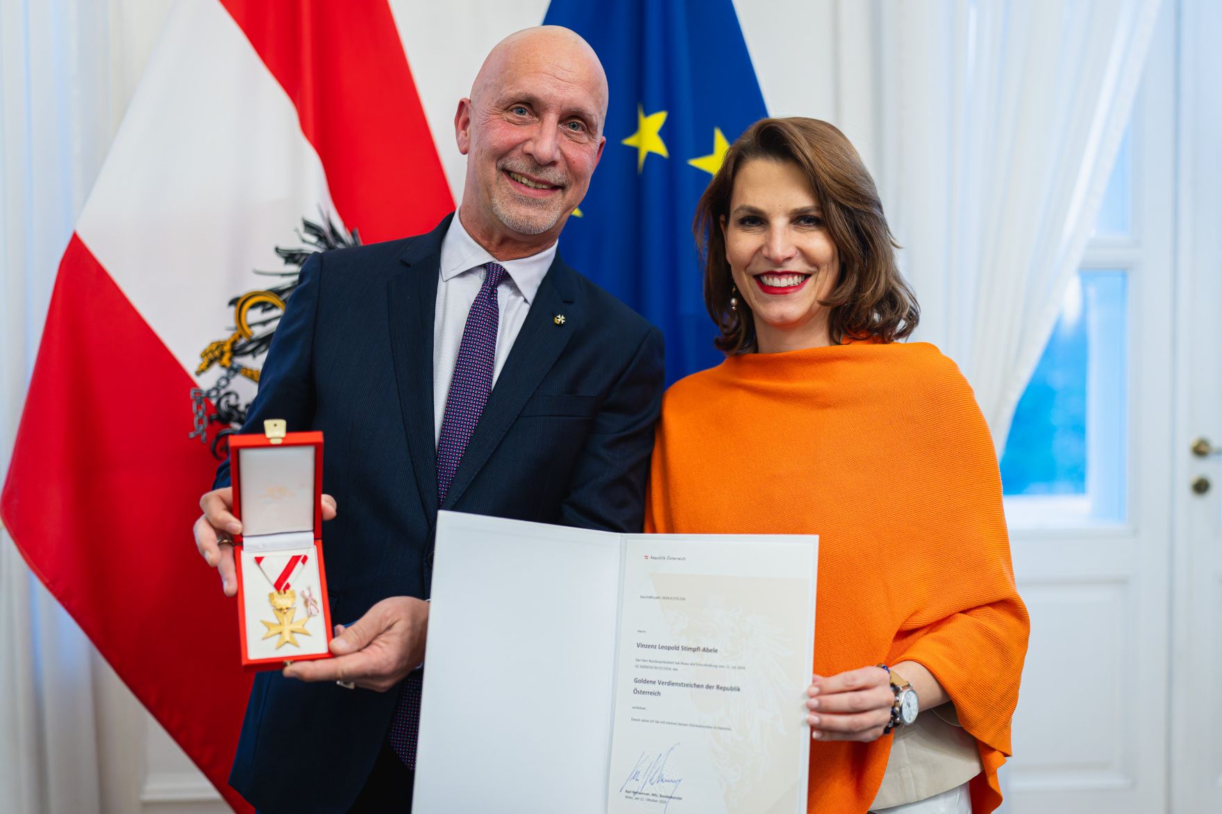 Am 6. November 2024 &uuml;berreichte Bundesministerin Karoline Edtstadler (r.) das Goldene Verdienstzeichen der Republik &Ouml;sterreich an Vinzenz Stimpfl-Abele (l.).